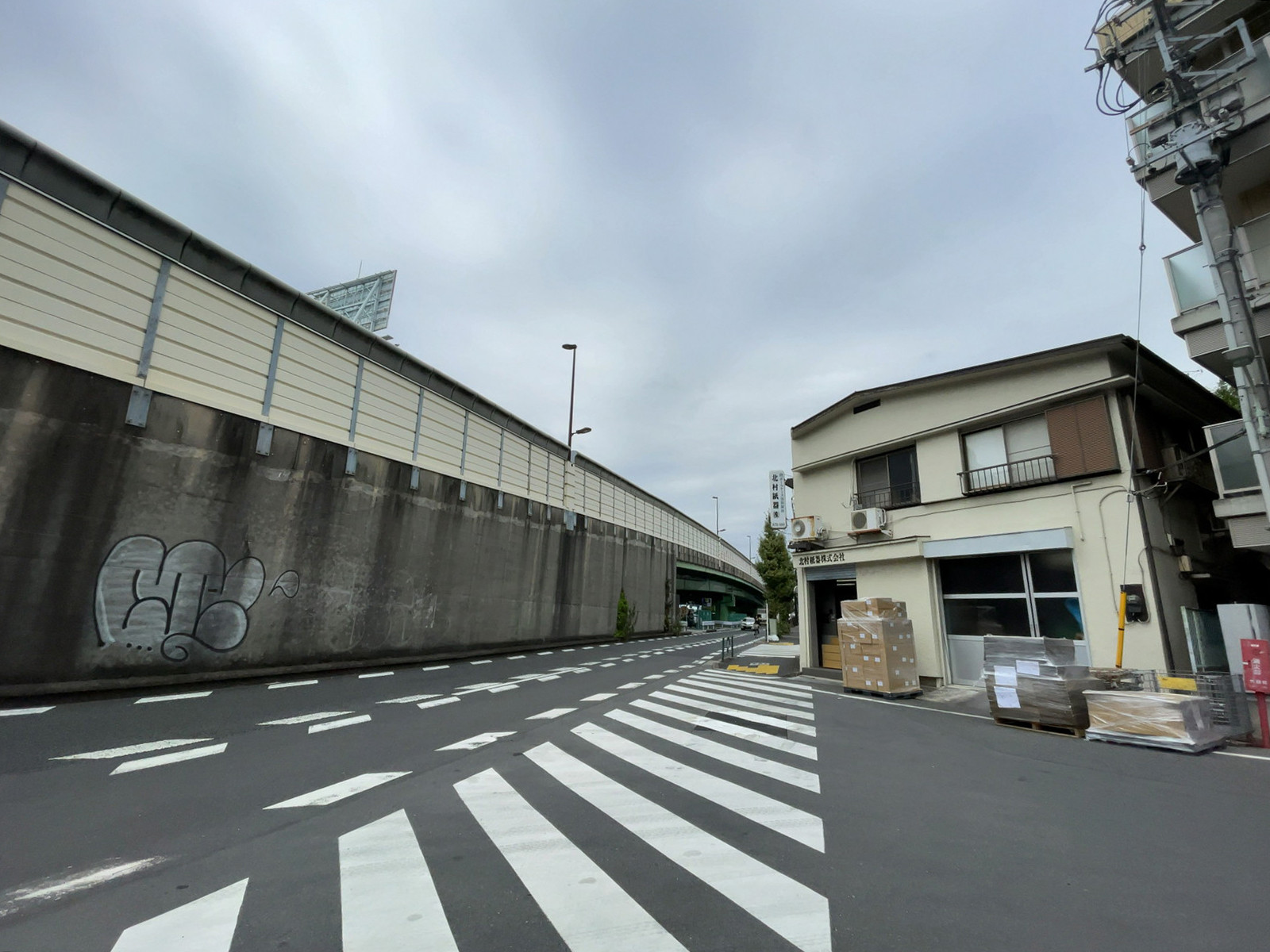 大裕工業ビル前面の通り