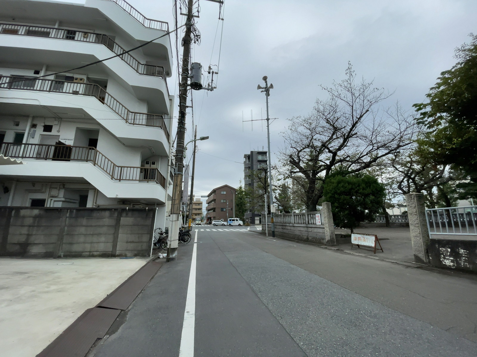 多摩川1丁目ビル前面の通り