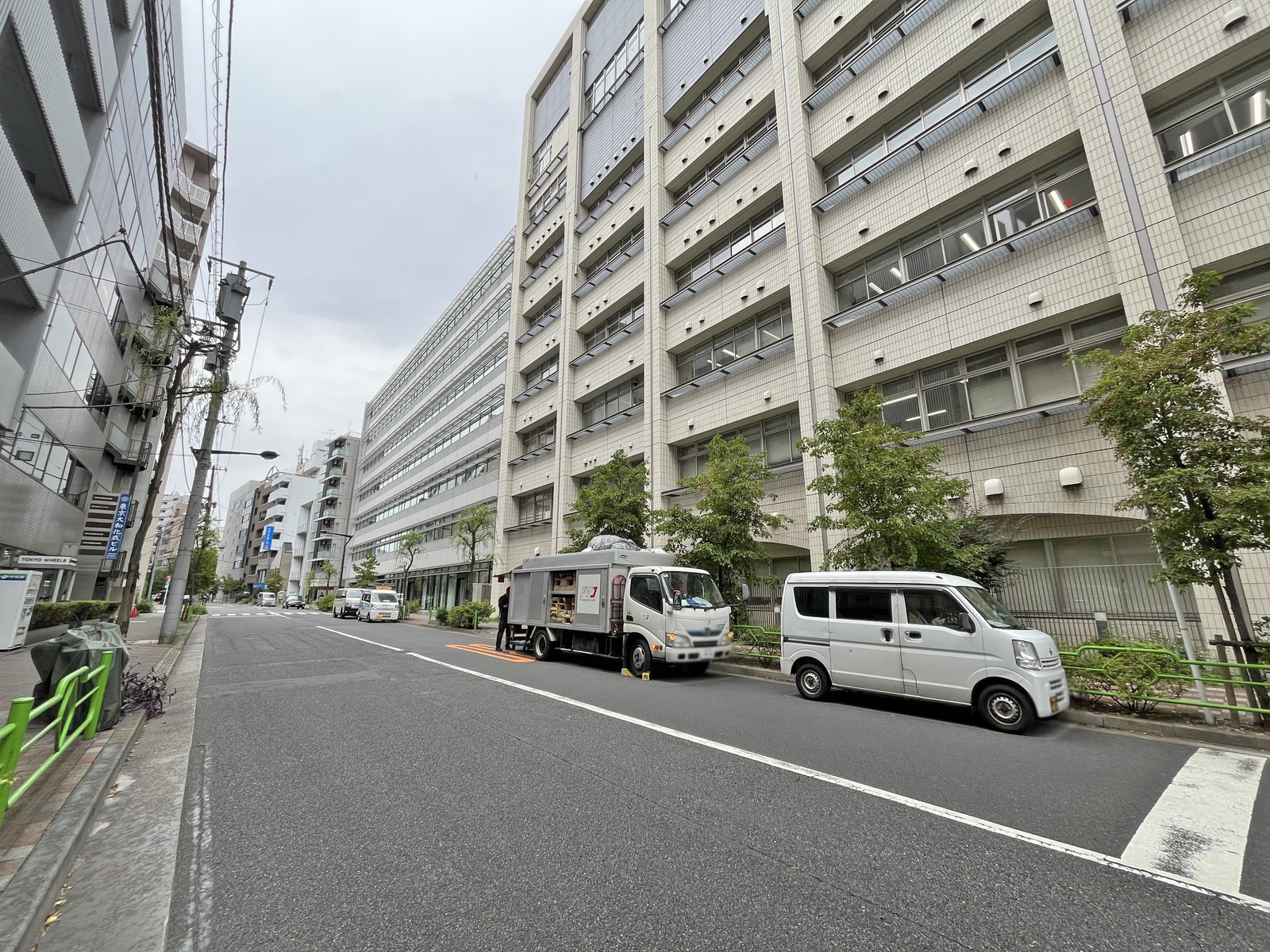 高田パッケージビル前面通り