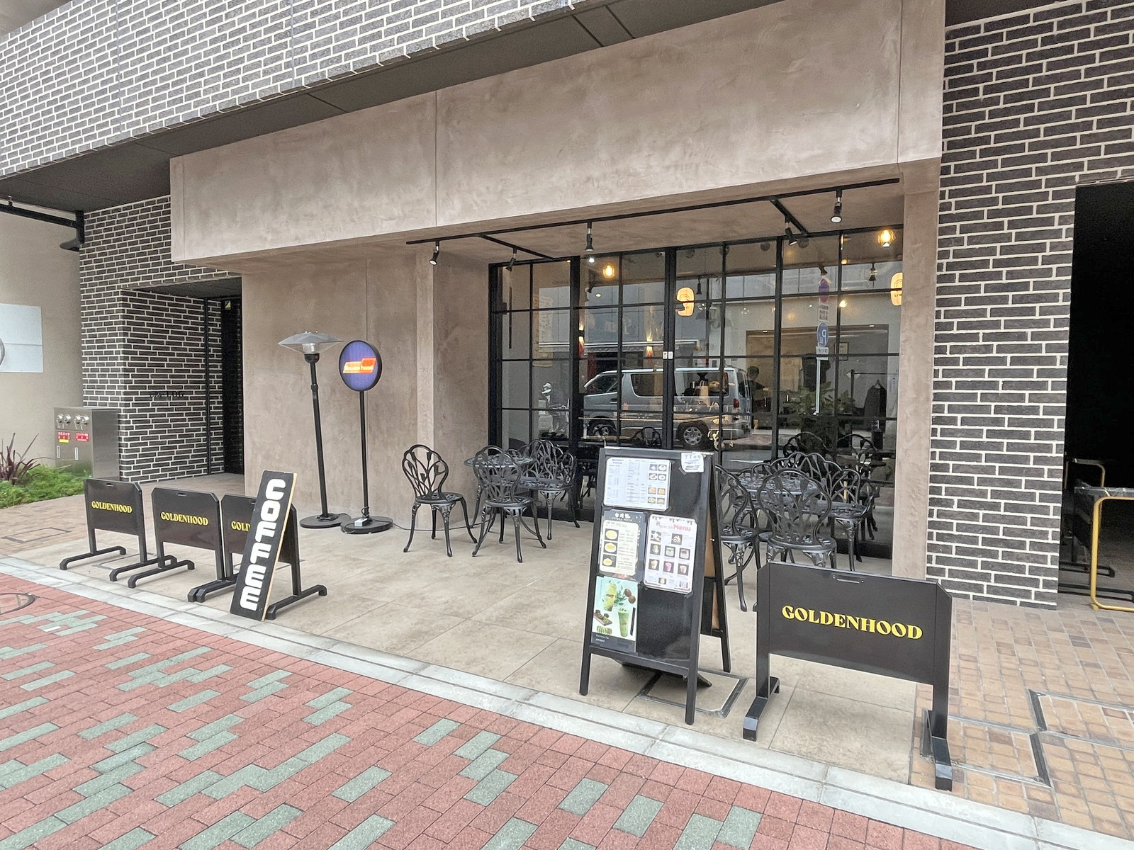 同じ並びのカフェ Goldenhood