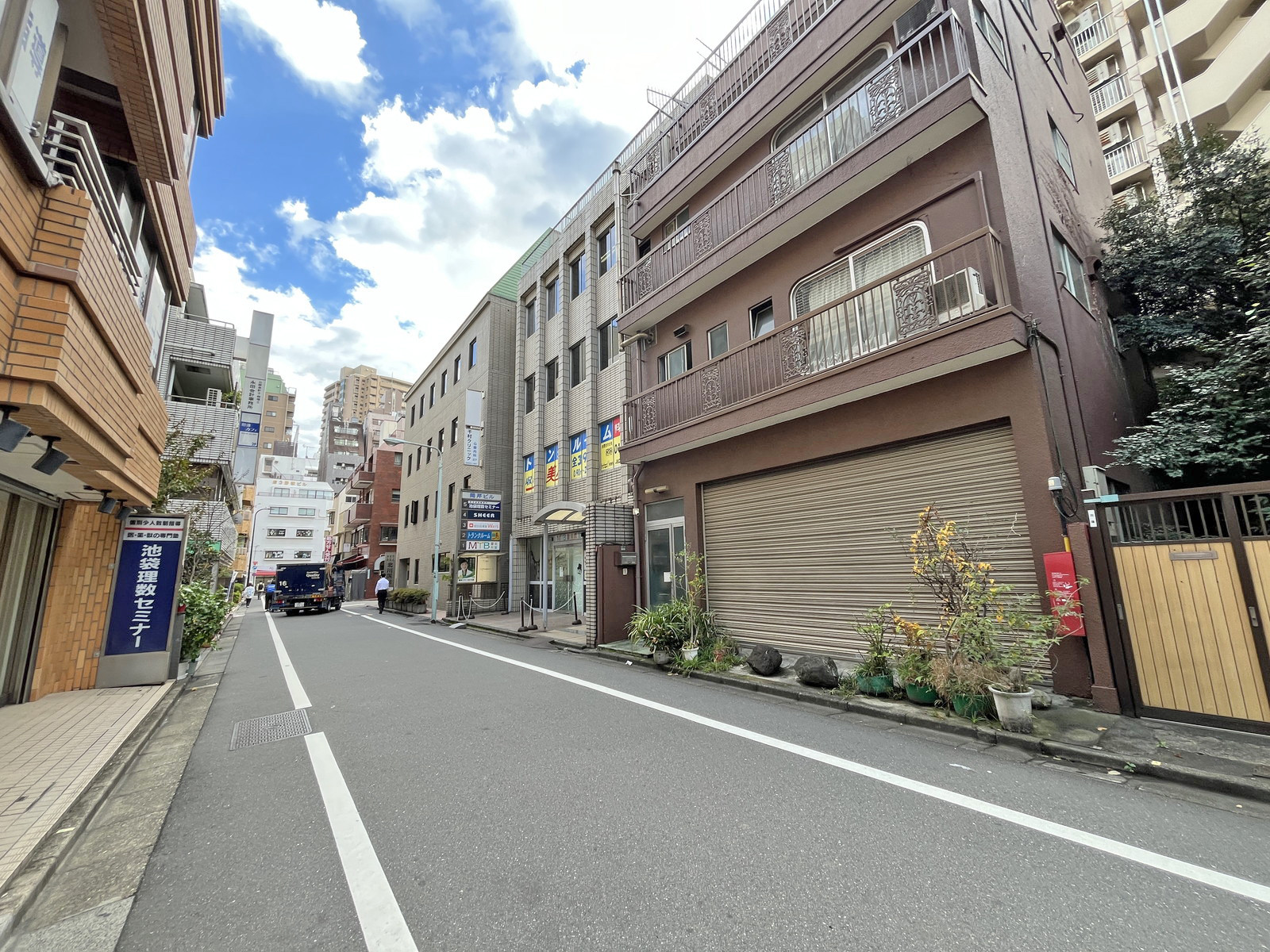 岡芹ビル前面通り