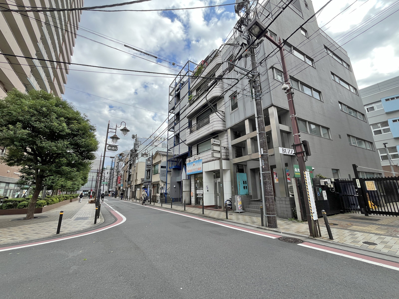 富美栄ビル前面の東通り