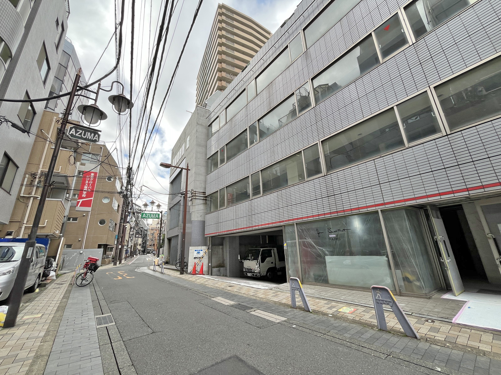 内山ビル前面の東通り