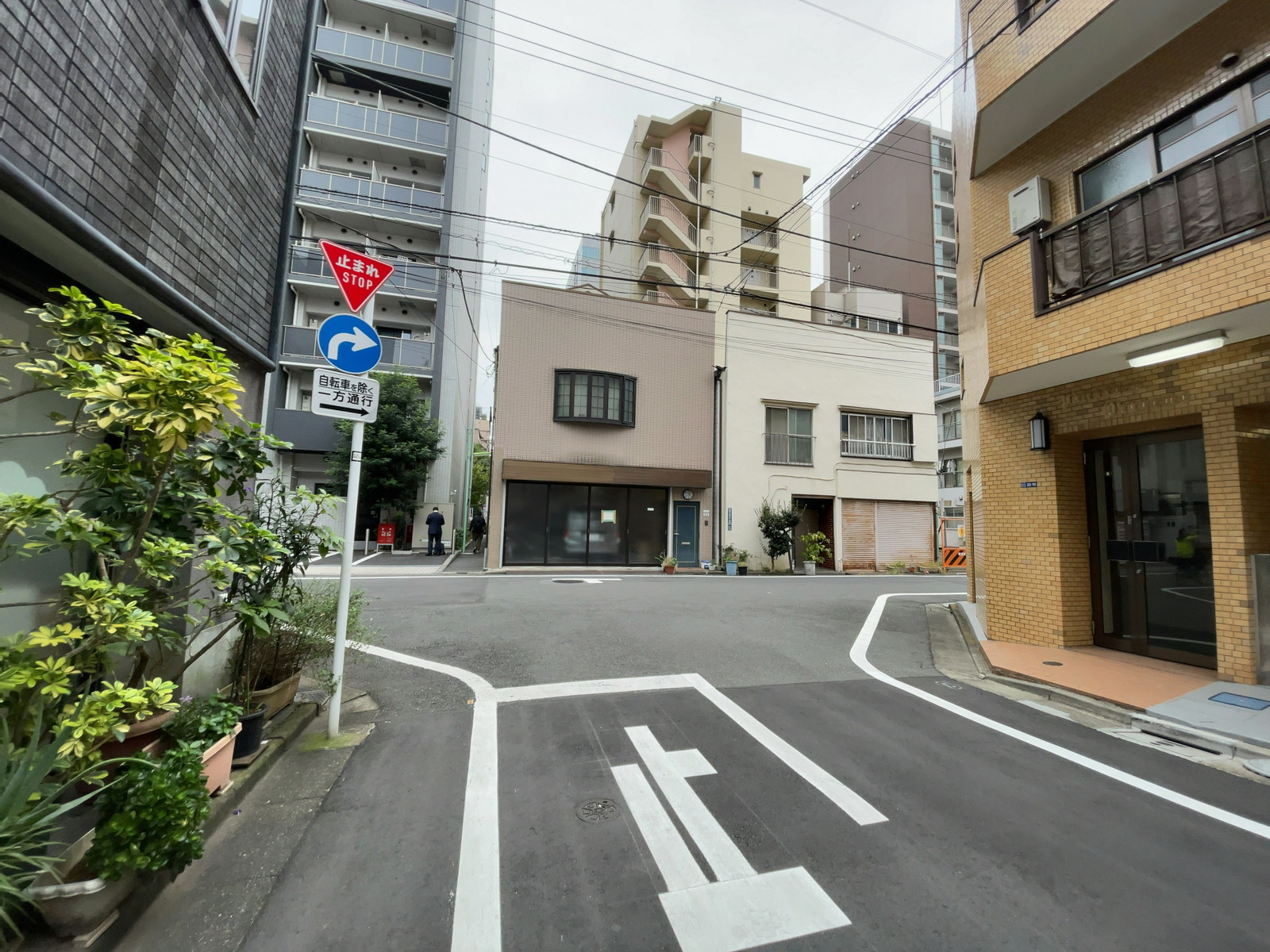 柳川ビル前面の通り