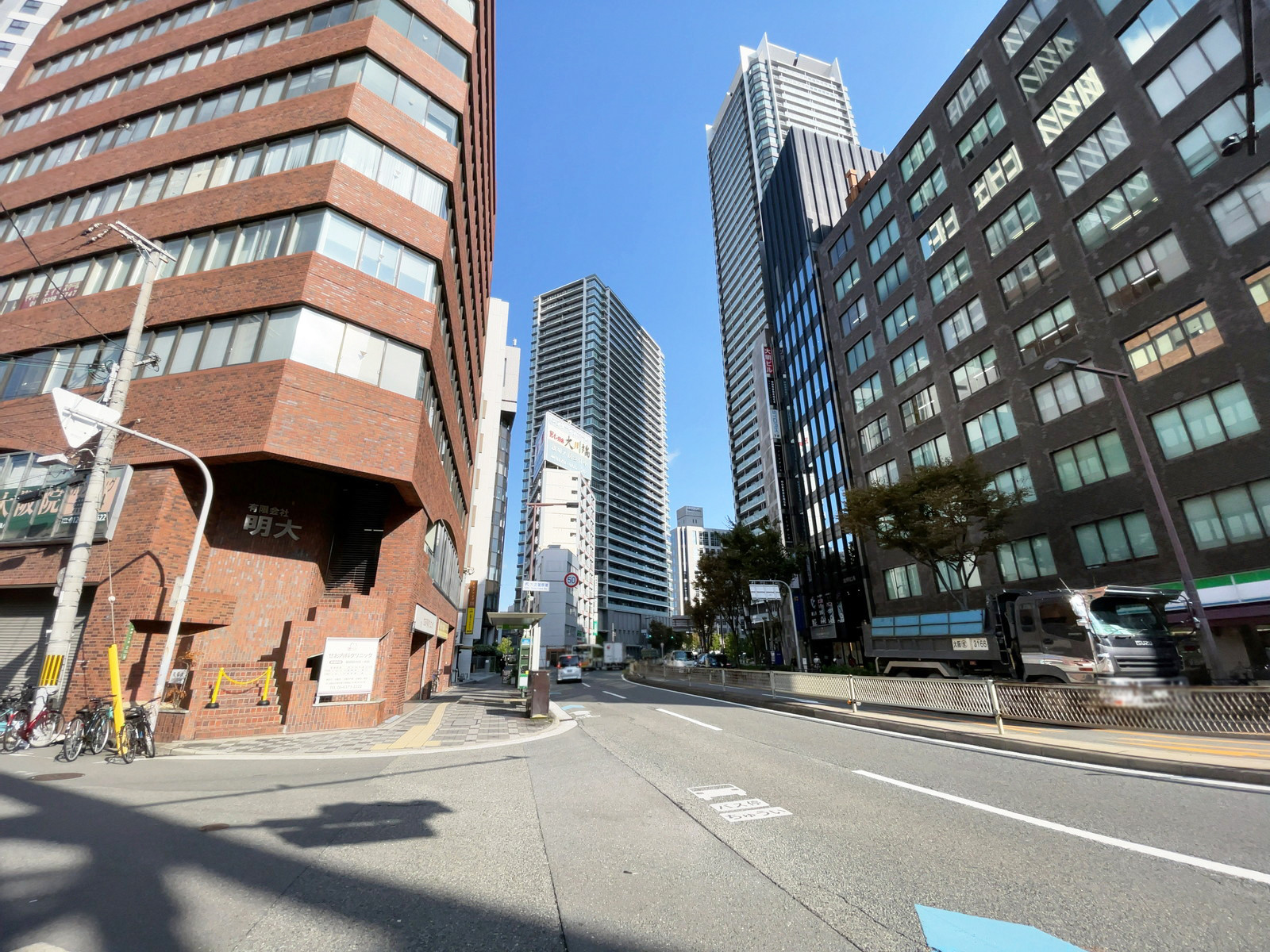 中津明大ビル前面の通り
