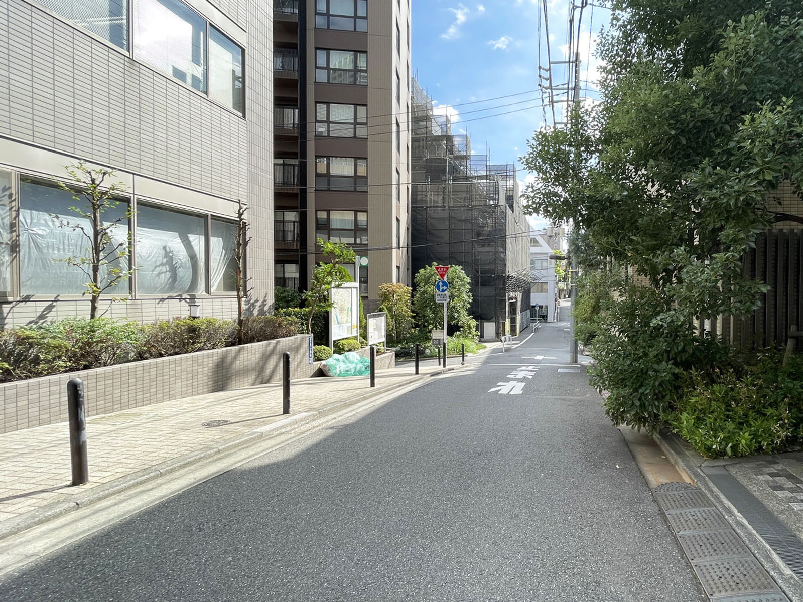 A-ARCH.BLDG前面の通り