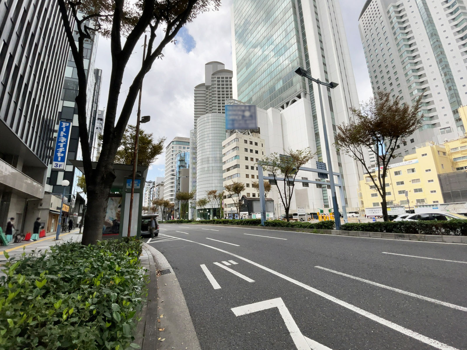 関電不動産西梅田ビル前面の通り