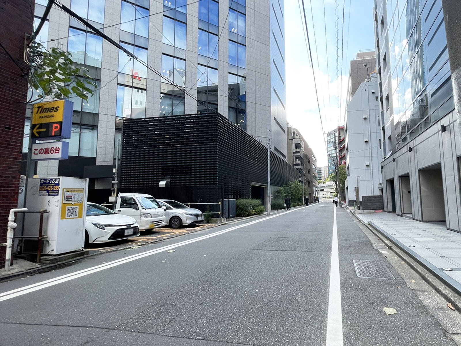 秋和ビルの前面の通り