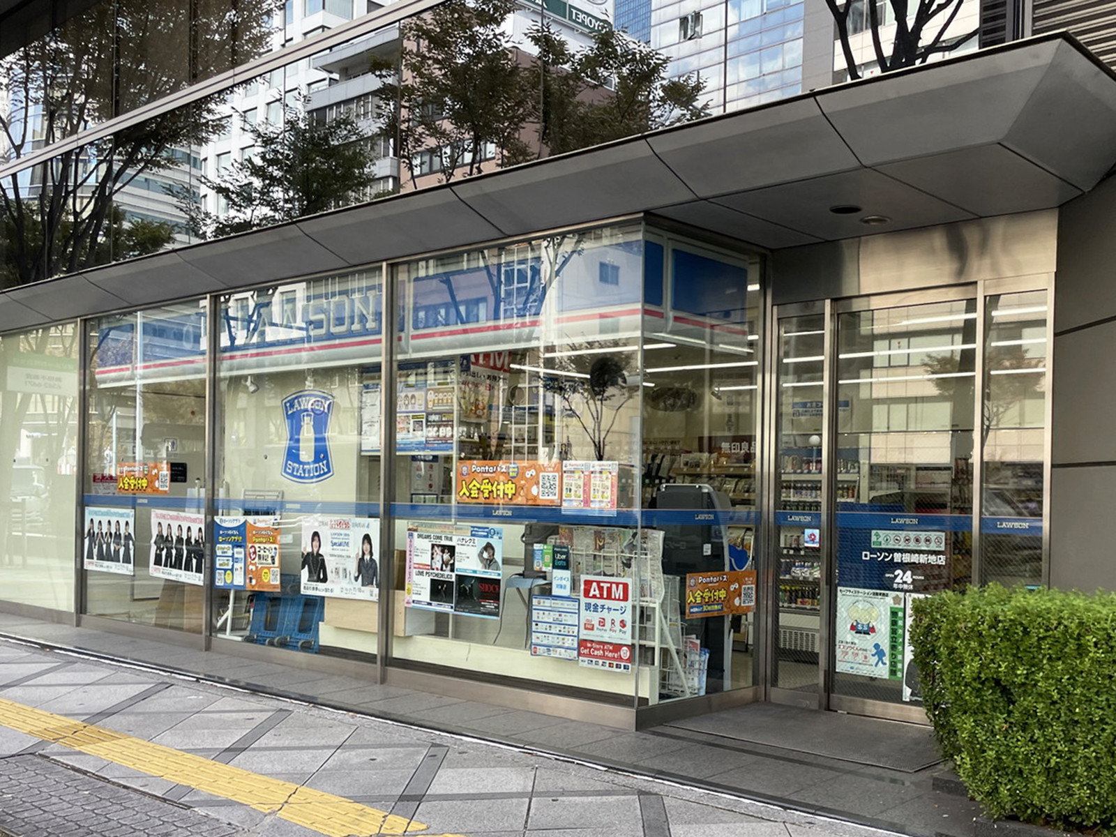 隣にあるローソン 曽根崎新地店