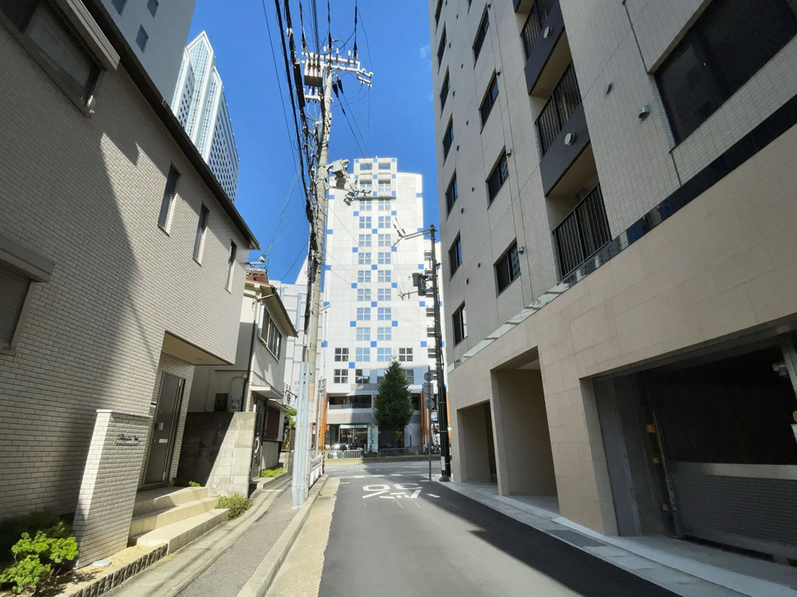 オフィスエフビル前面の通り