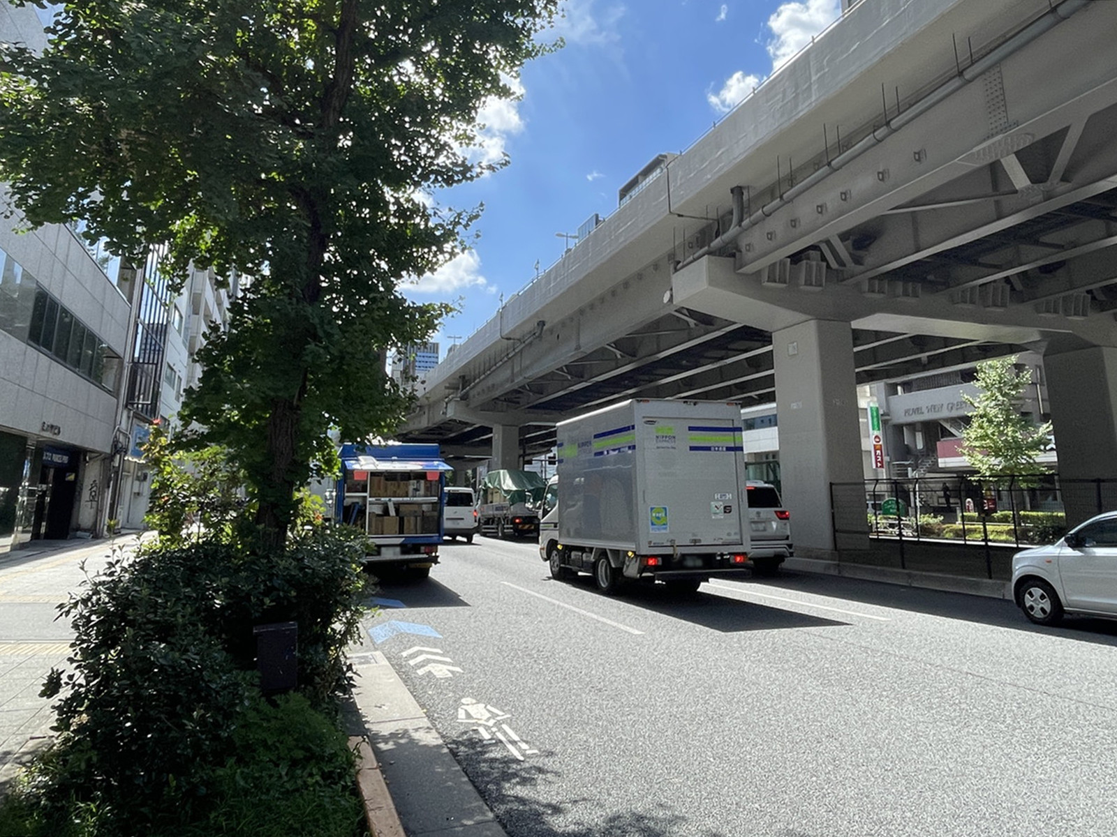 加藤ビル前面の昭和通り