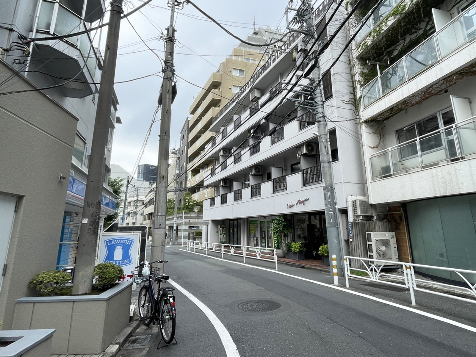 渋谷桜丘町ビル前面の通り