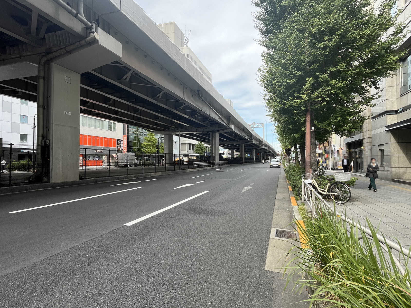 阪急阪神上野御徒町ビル前面の通り