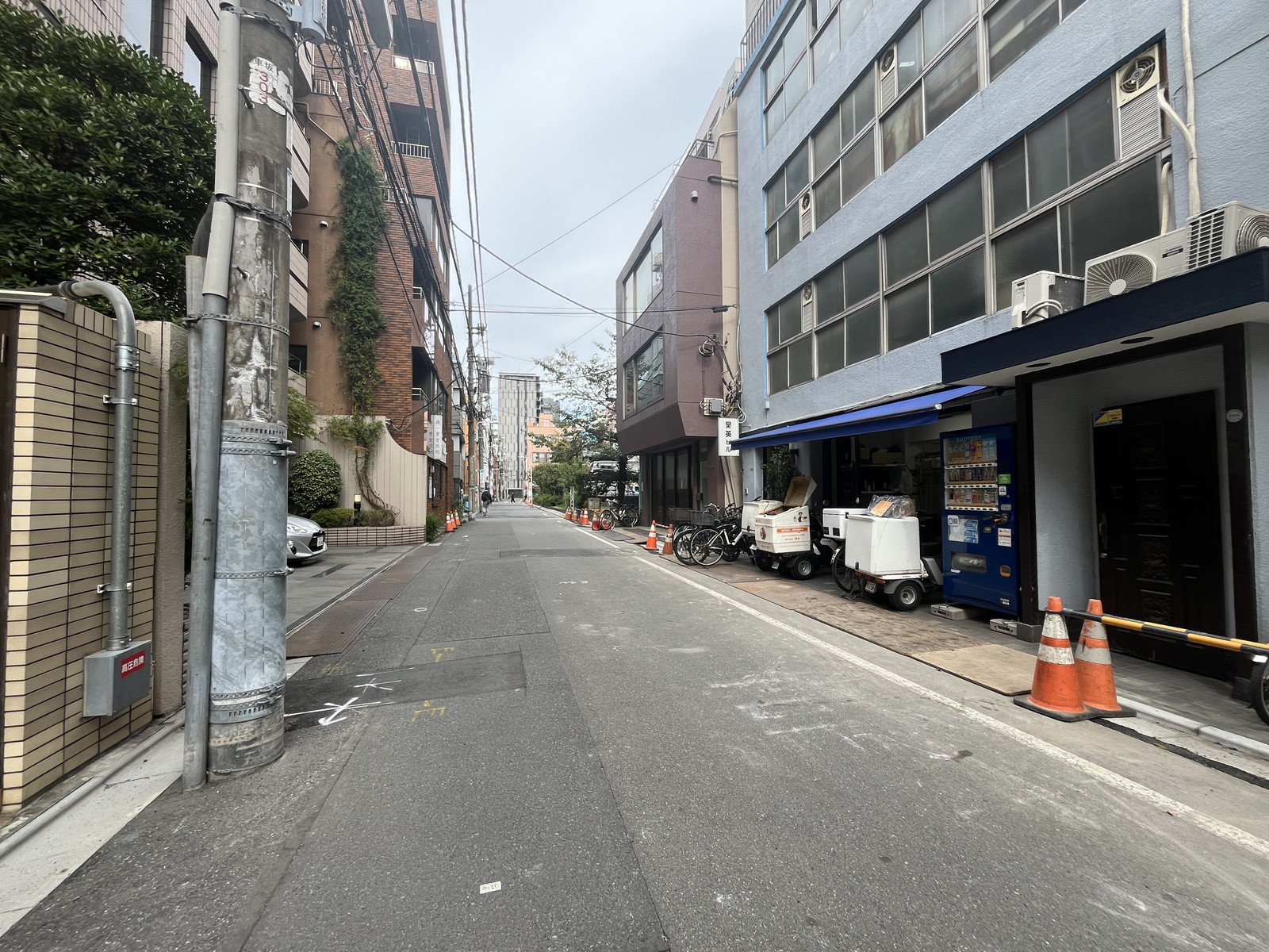 オクヤビル前面の通り