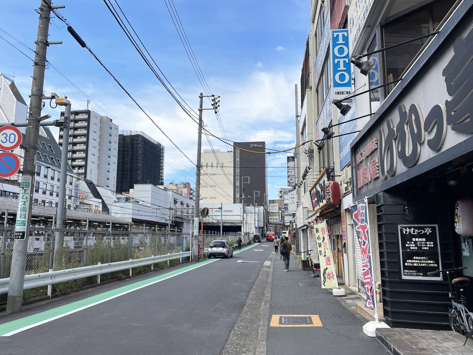 もみぢやビル前面の通り
