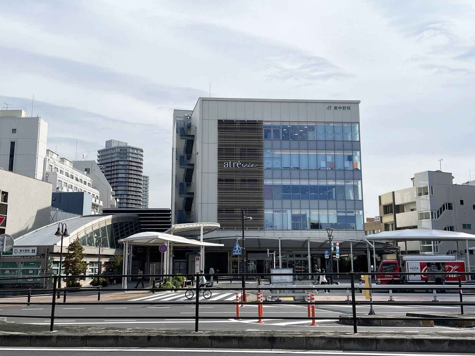 最寄りの「東中野駅」