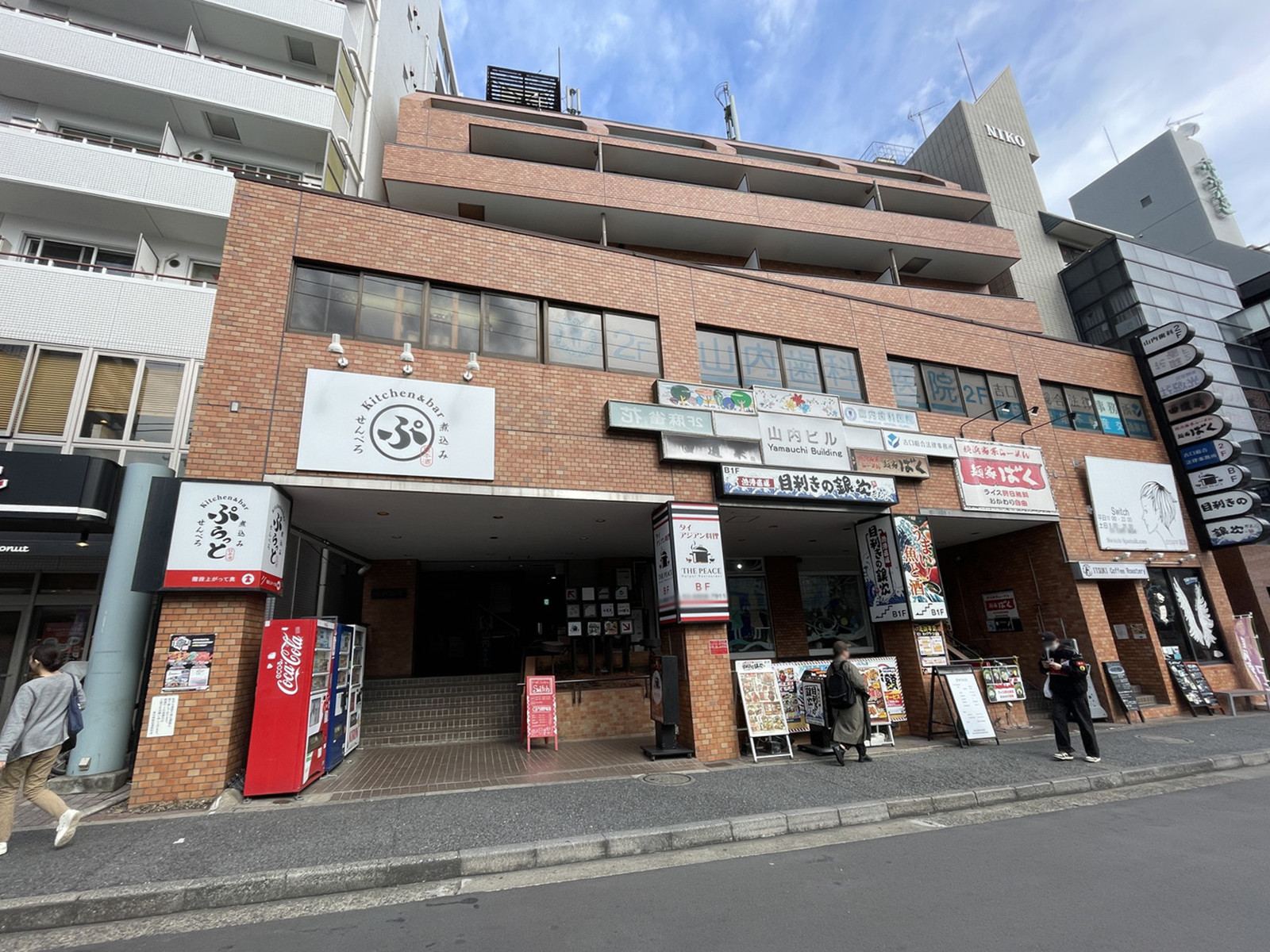 近くには飲食店が充実
