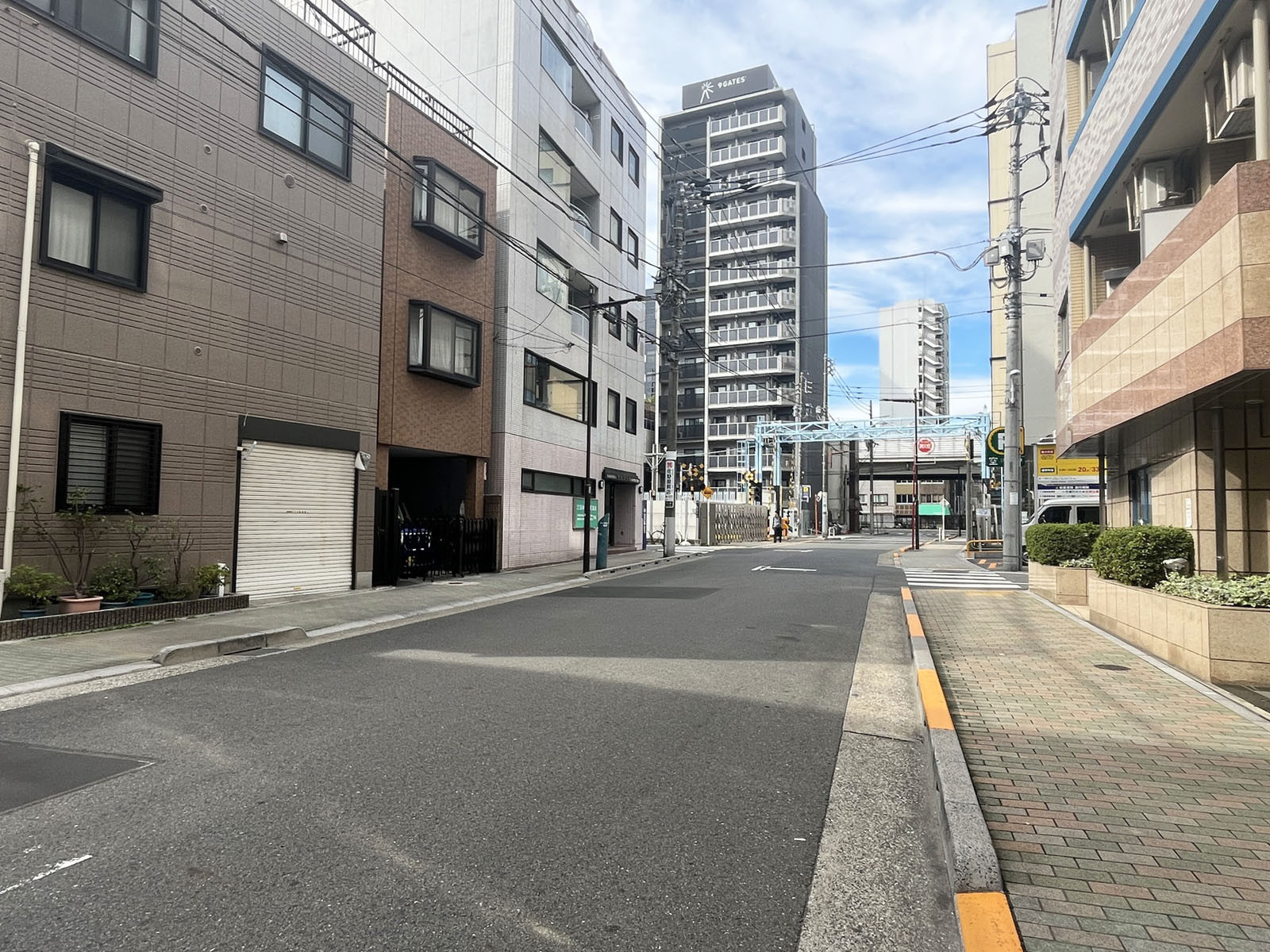 トスビル前面の通り