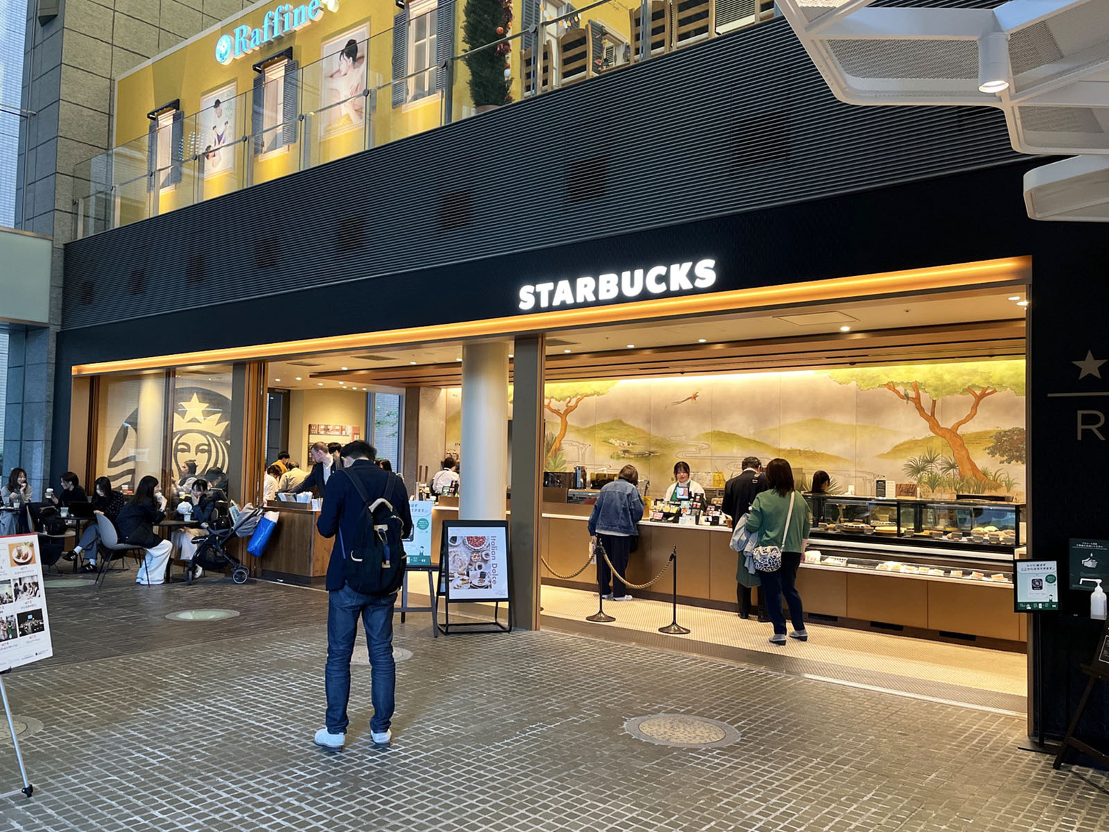 徒歩2分のスターバックス コーヒー 丸の内オアゾ店