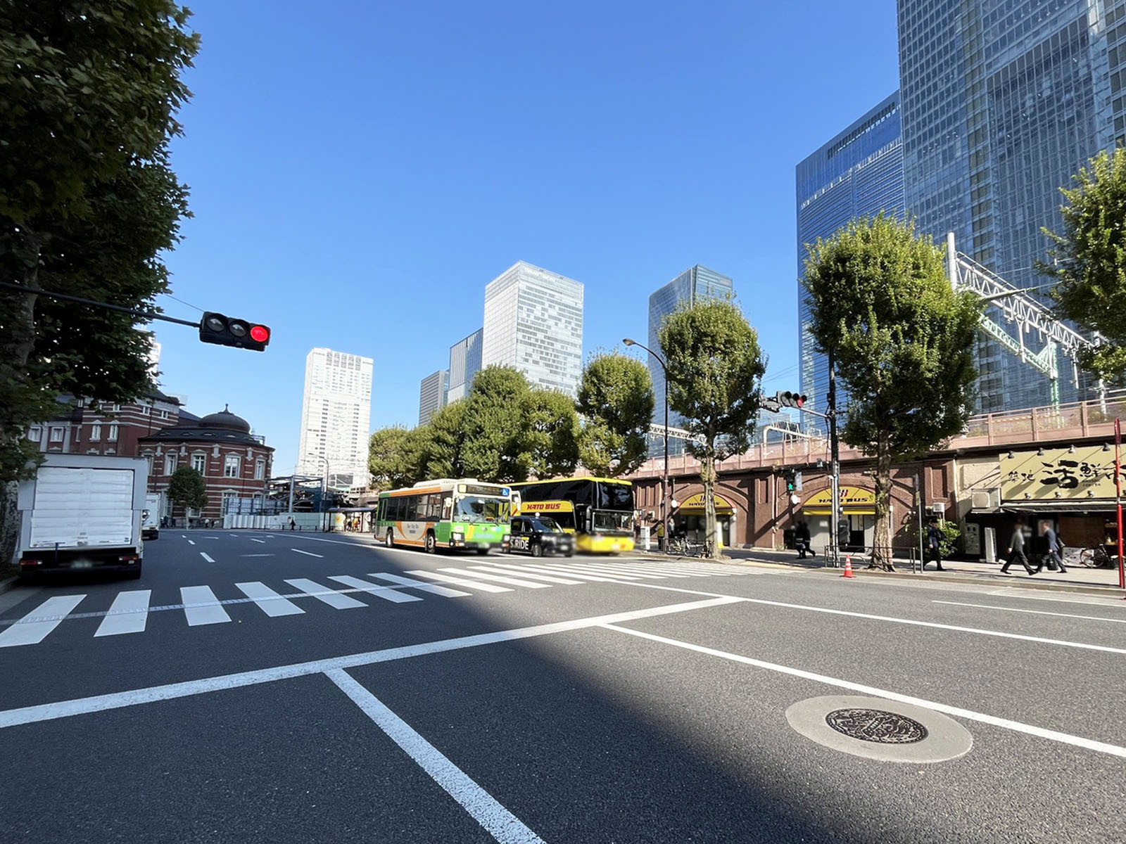 東京ビルディング前面の通り