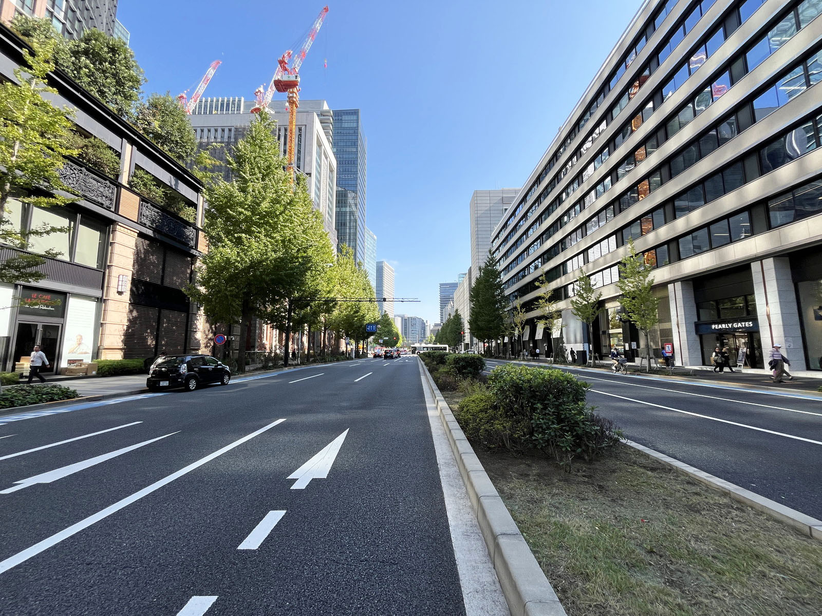 新東京ビル前面の馬場先通り