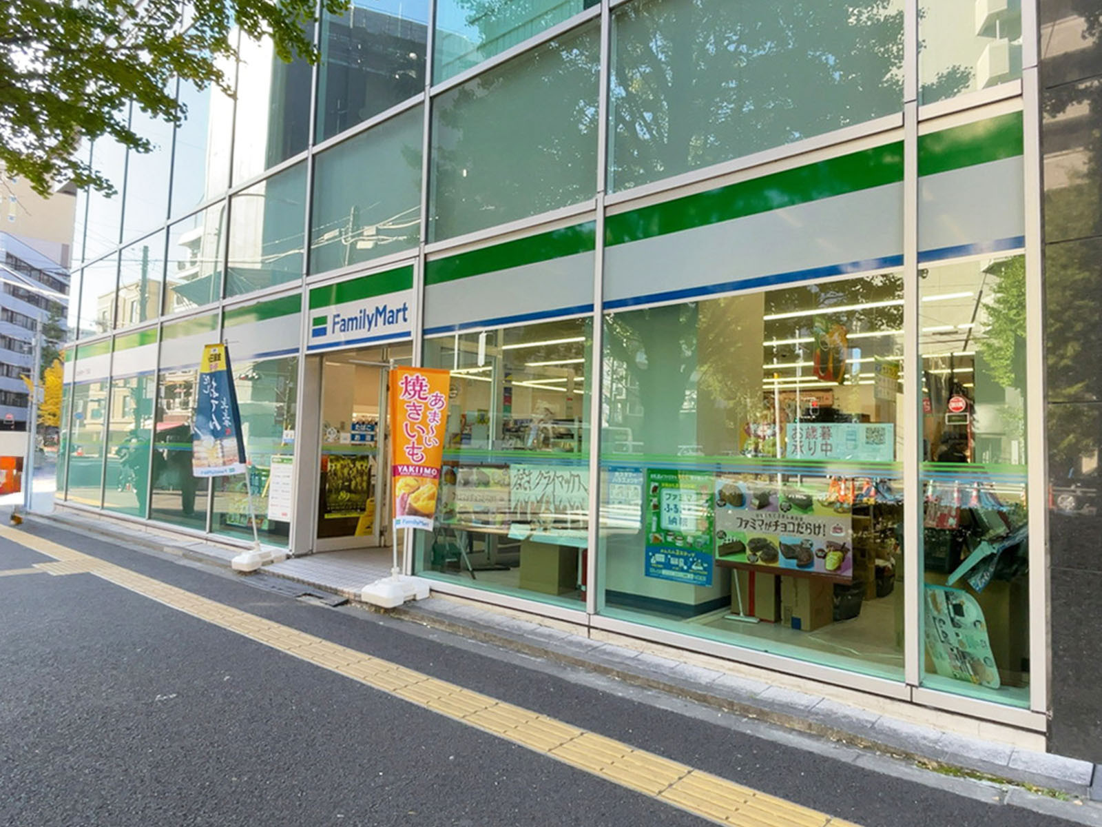 向かいにあるファミリーマート 仙台新寺一丁目店