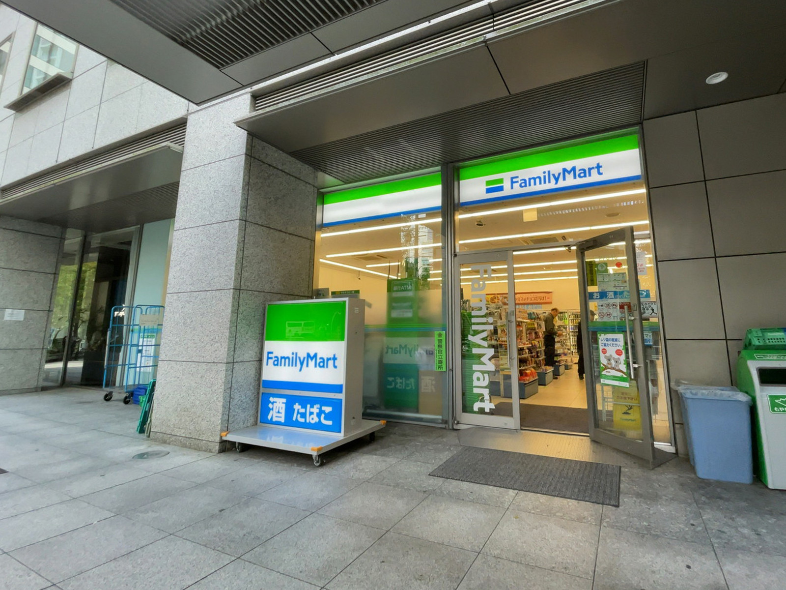 近くのファミリーマート 六本木一丁目店