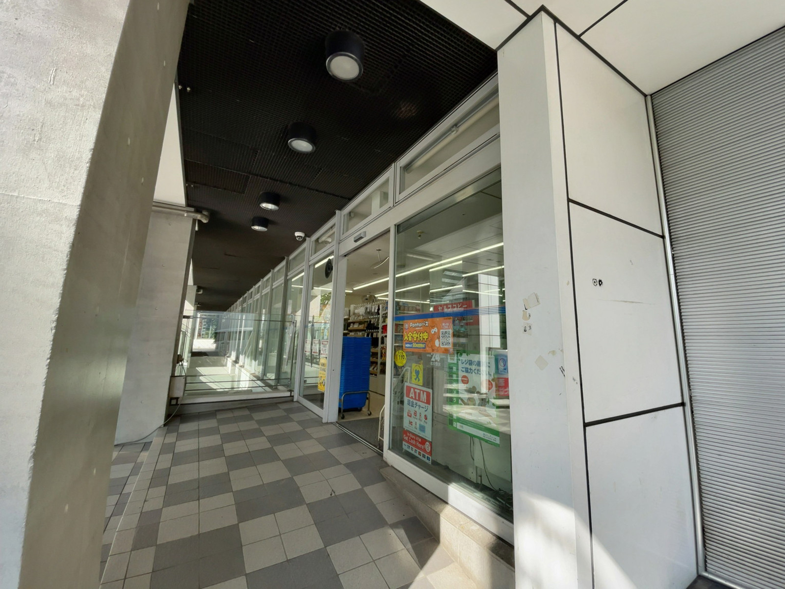徒歩1分のローソン 六本木三丁目店