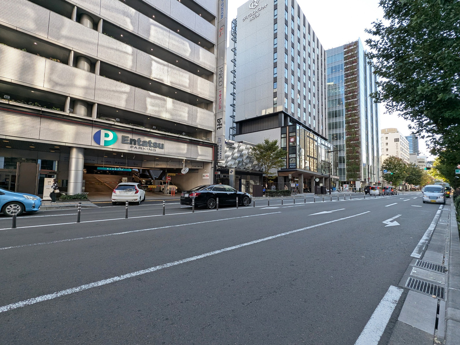 オフィスビル前面の南町通