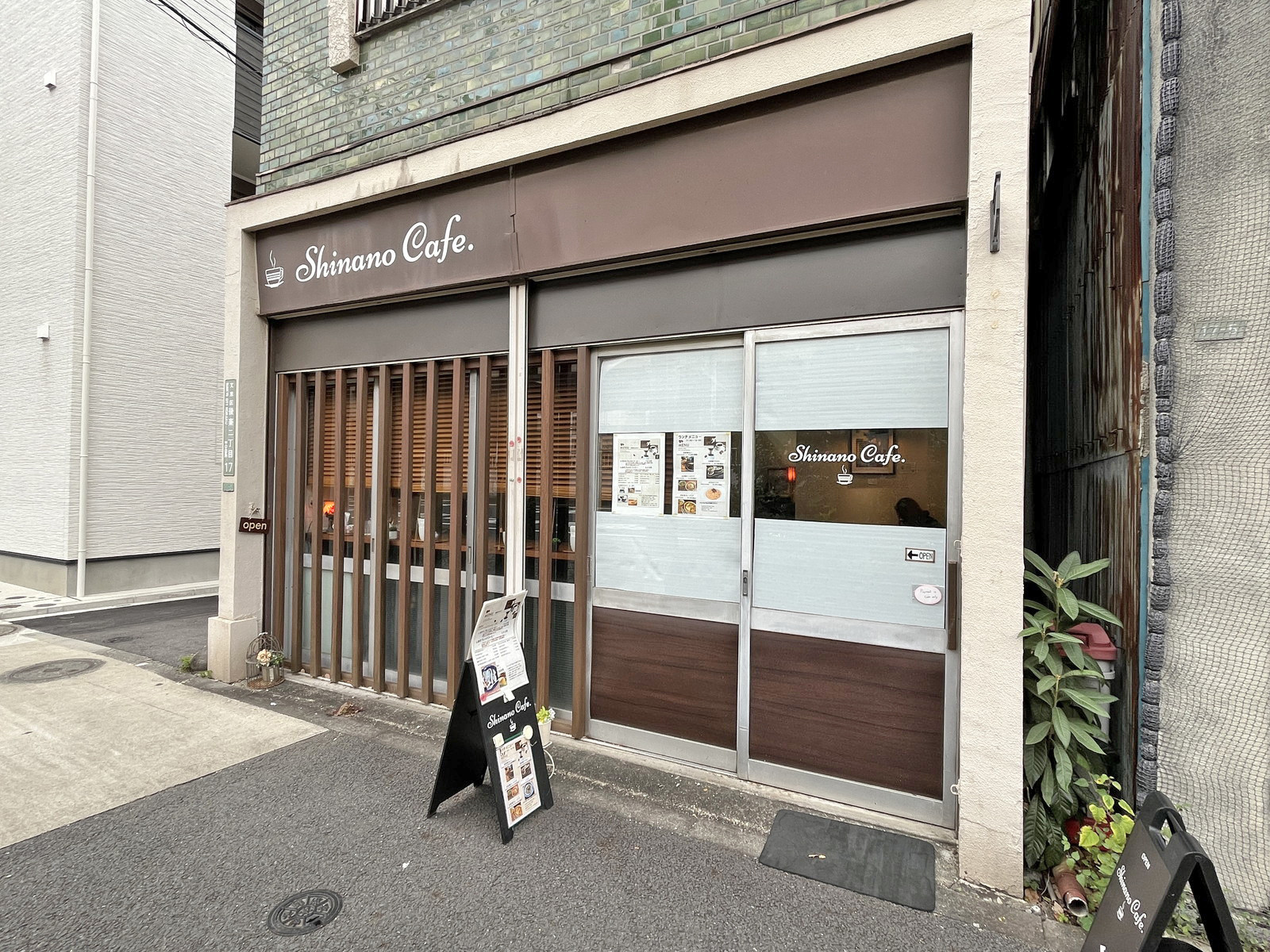 徒歩2分のShinano Cafe.