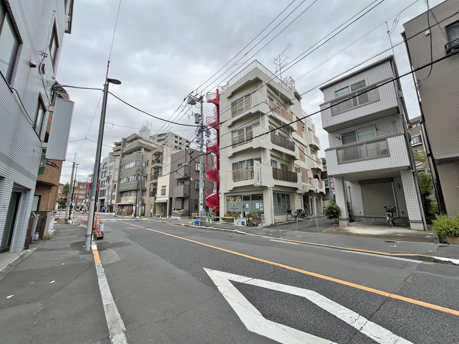 小椋ビル前面の巻石通り