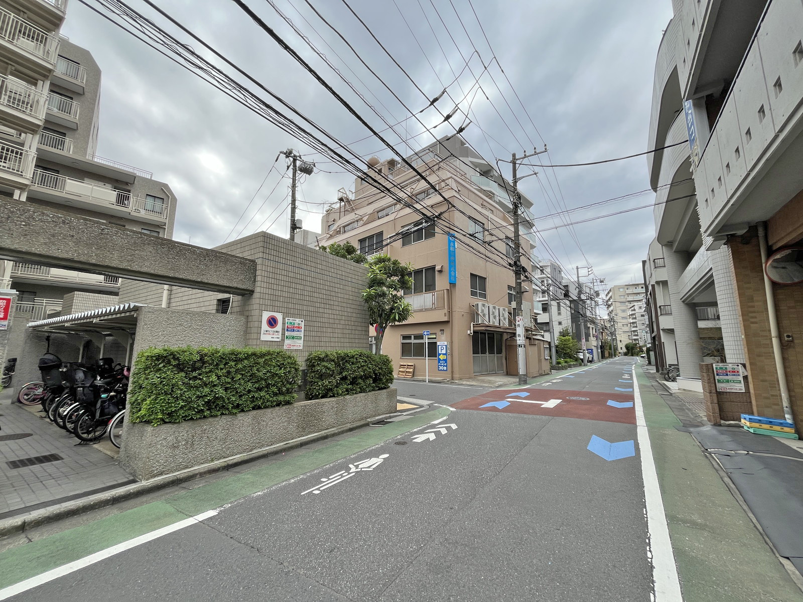 グランデューク目白坂前面通り
