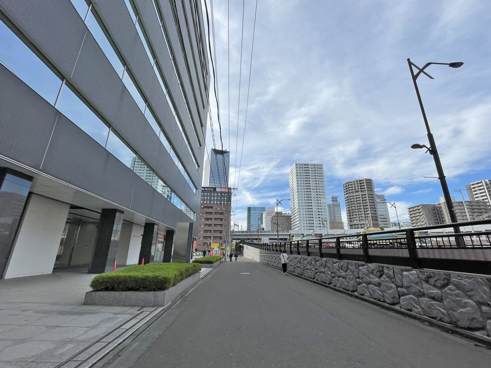 広瀬通SEビル前面の通り