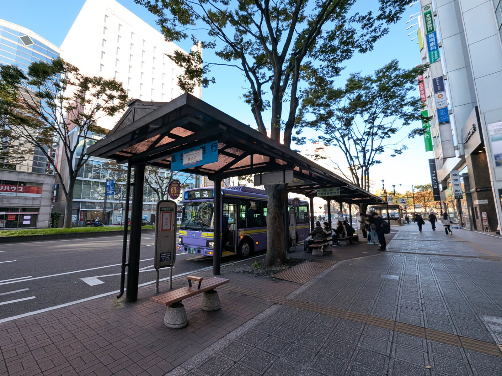 ビル前のバス停「仙台駅前」
