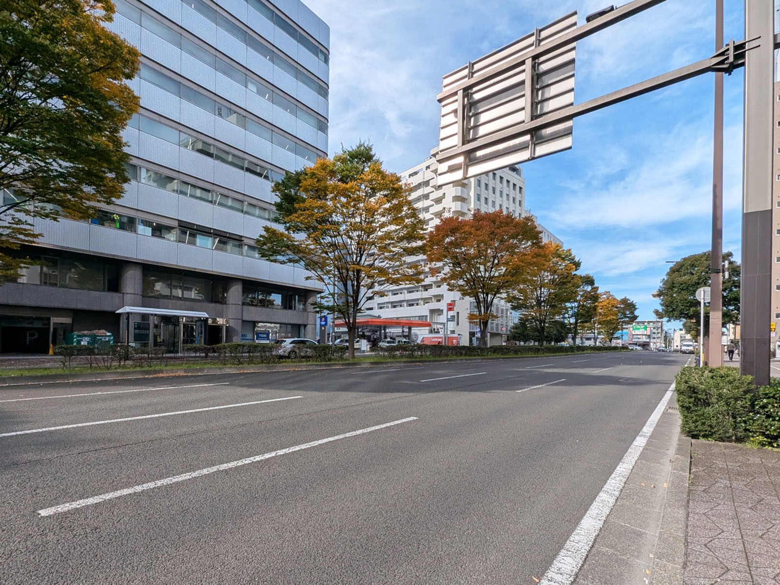 オーロラビル前面の駅前通り