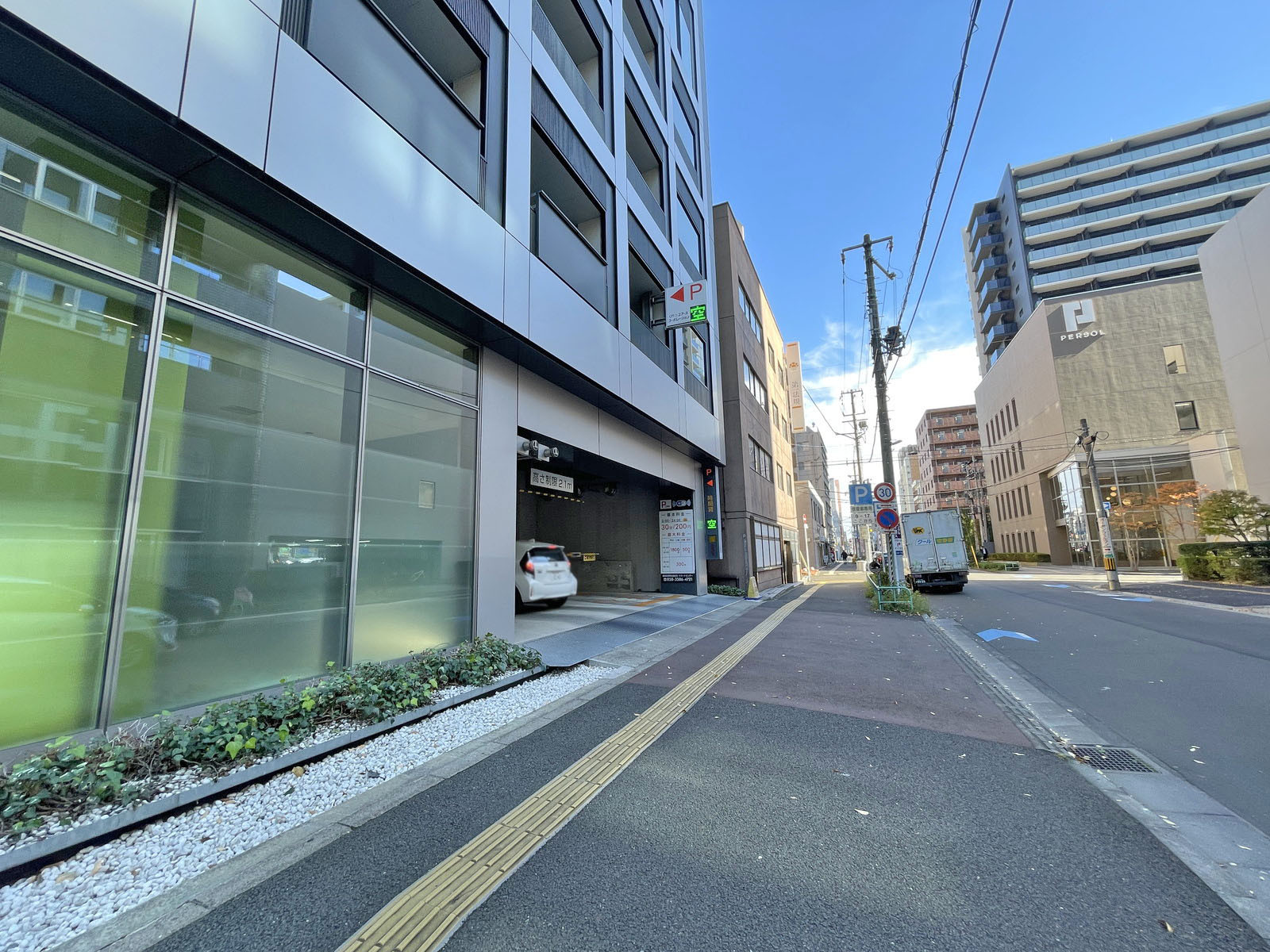 イースタンビル前面通り