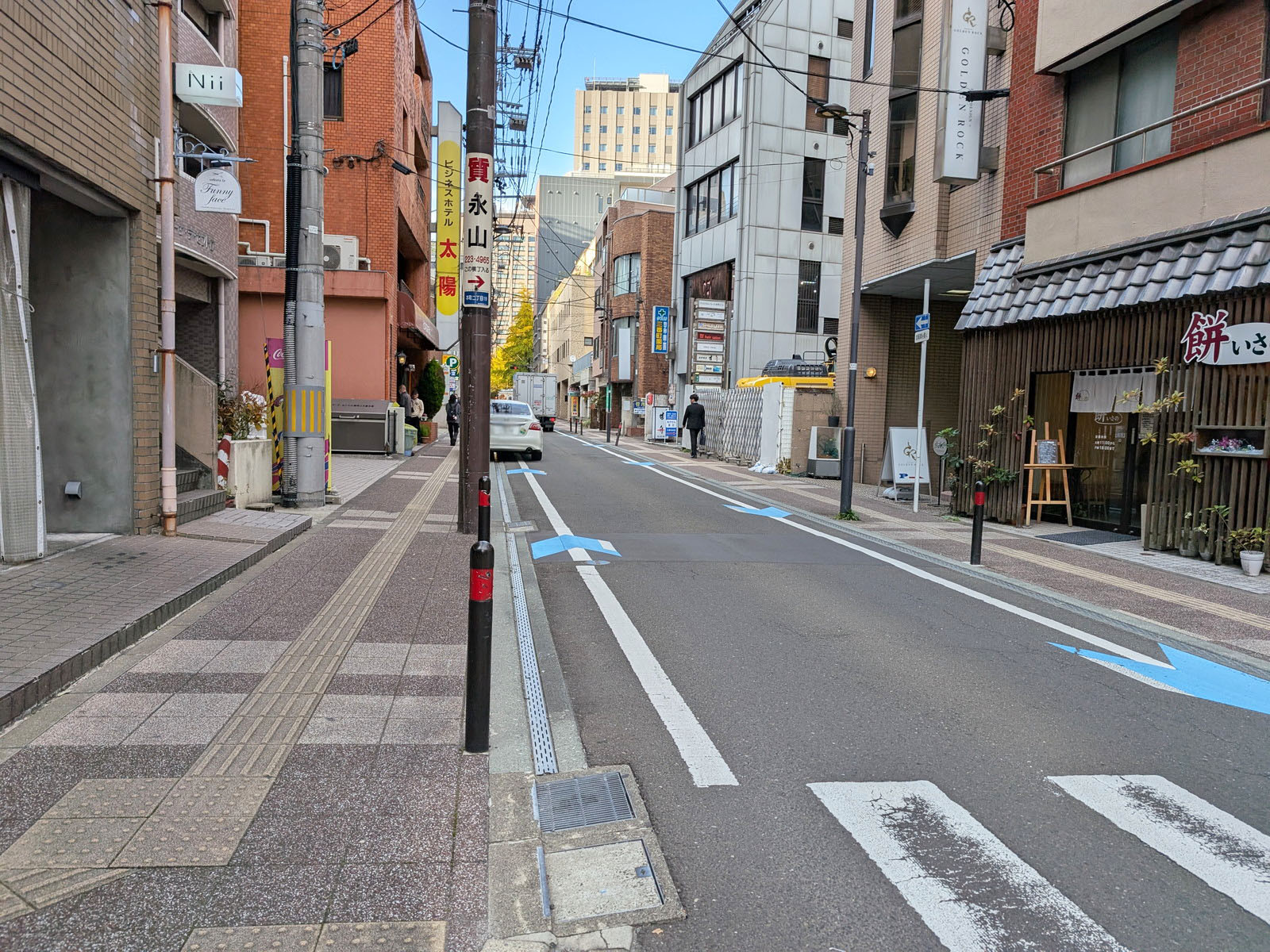 元貞坂ビル前面の東三番丁通り