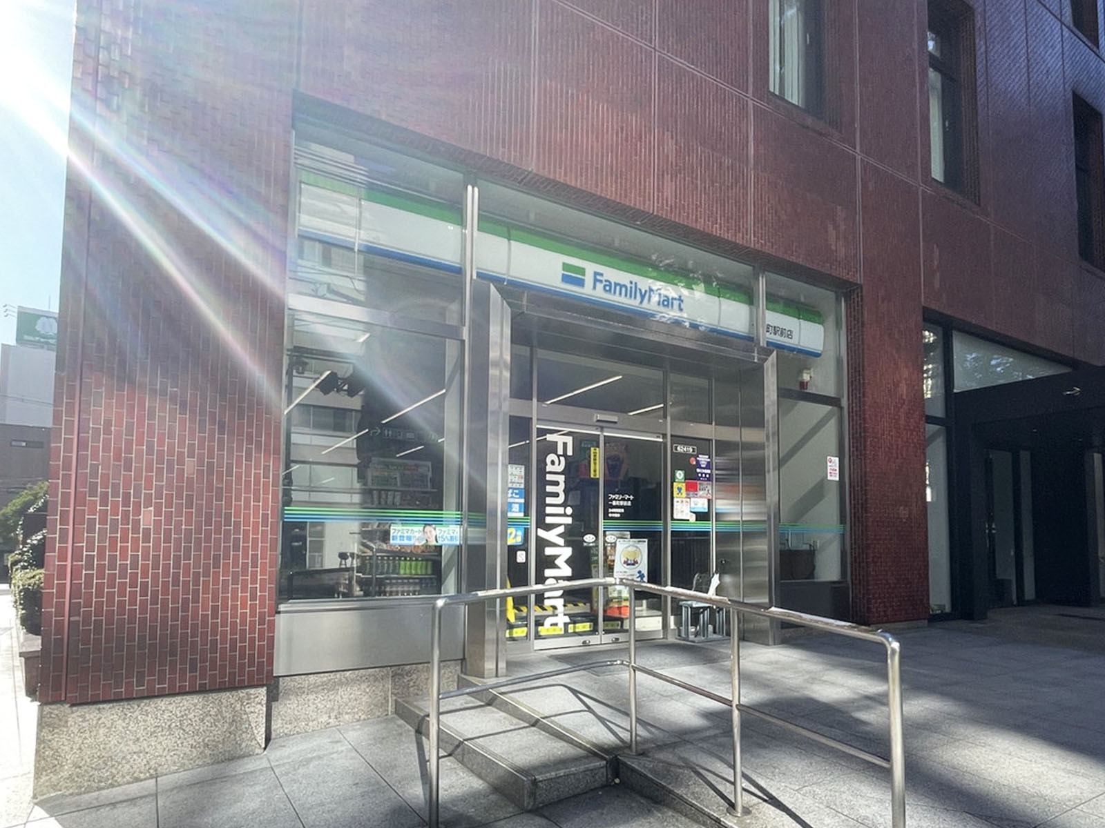 徒歩1分のファミリーマート 一番町駅前店