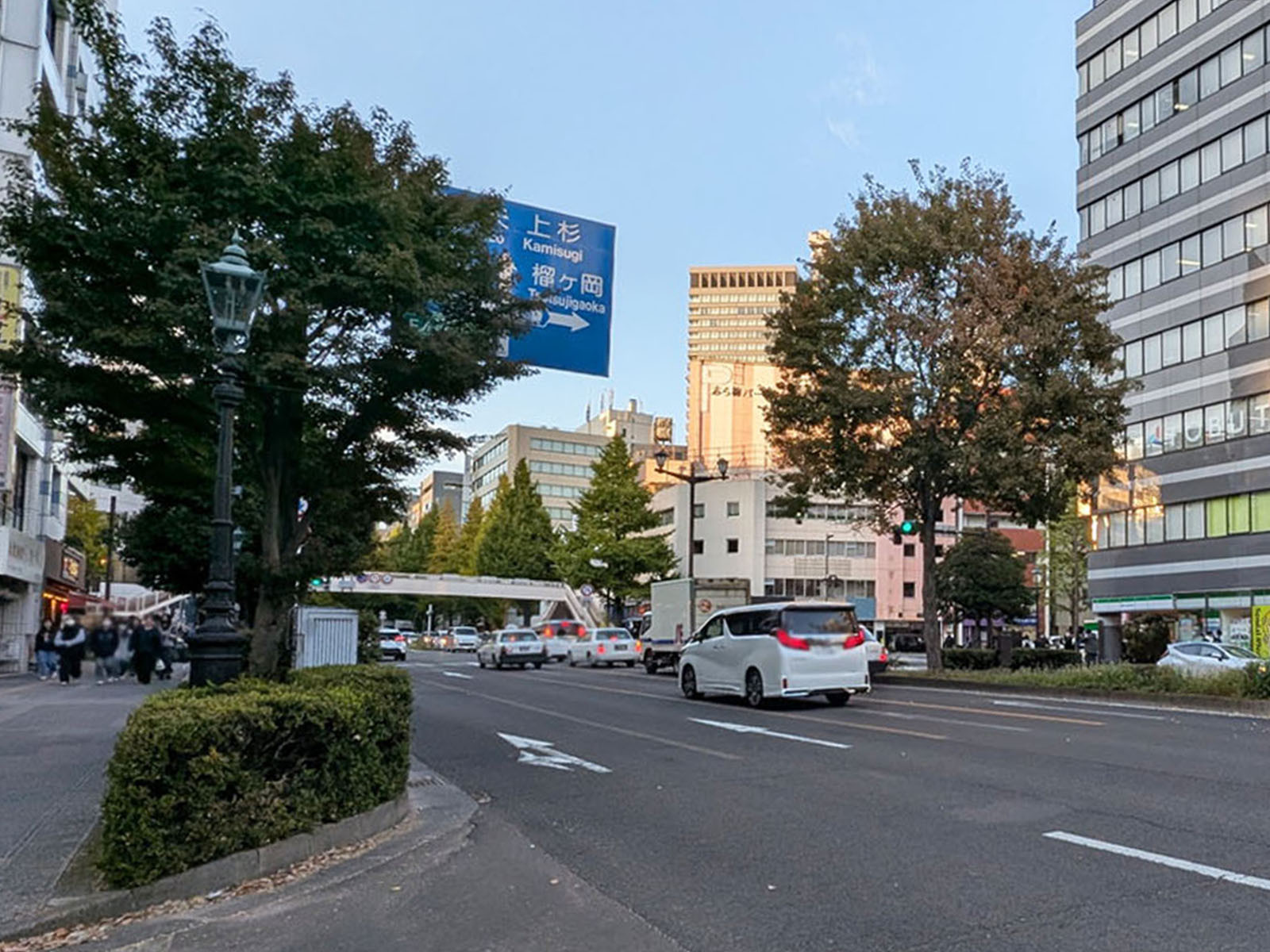 中央レントビル前面の愛宕上杉通