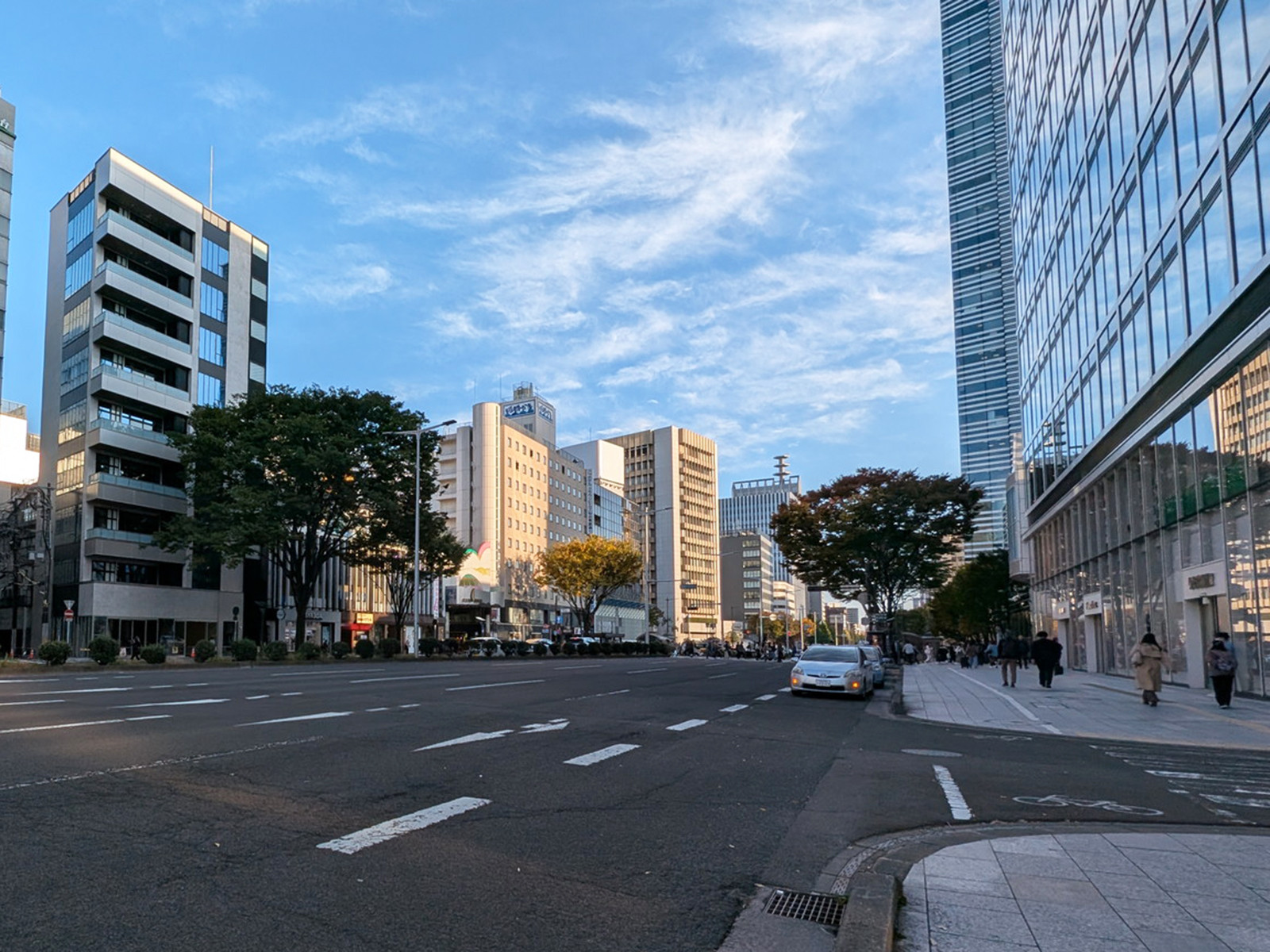 朝日生命仙台中央ビル前面の広瀬通