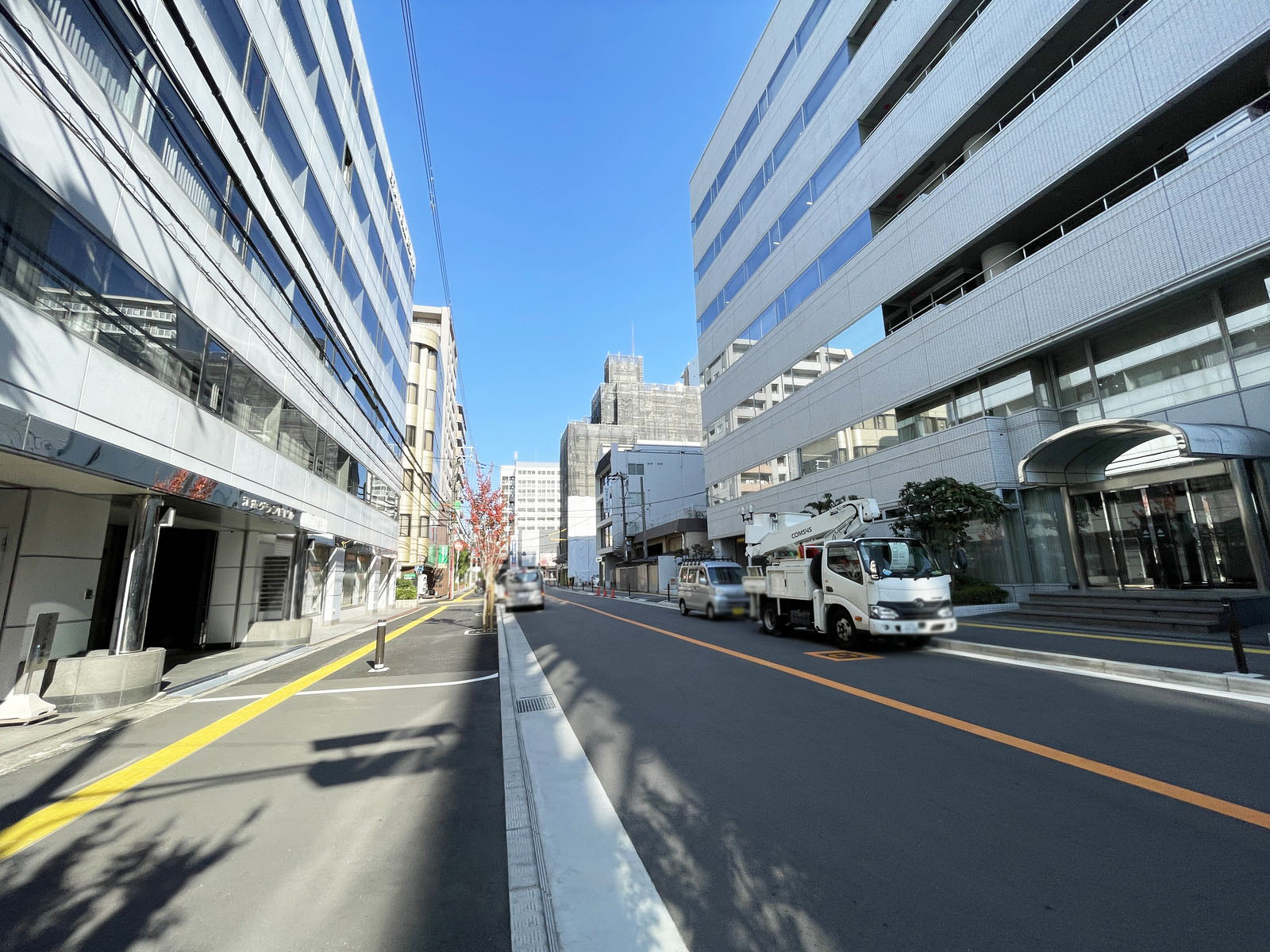 ケンヨービル前面の通り