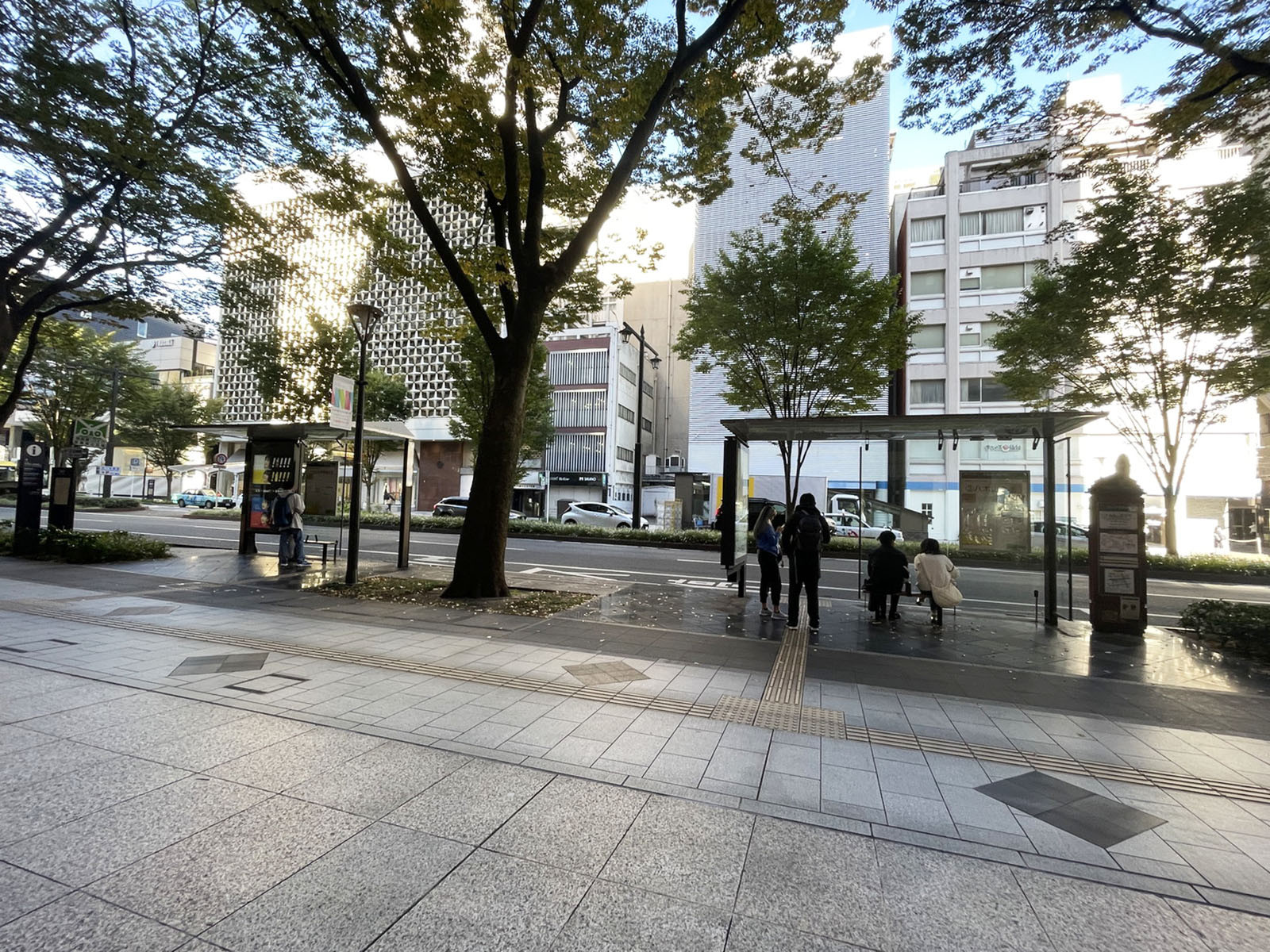 ビル前のバス停「青葉通一番街駅」