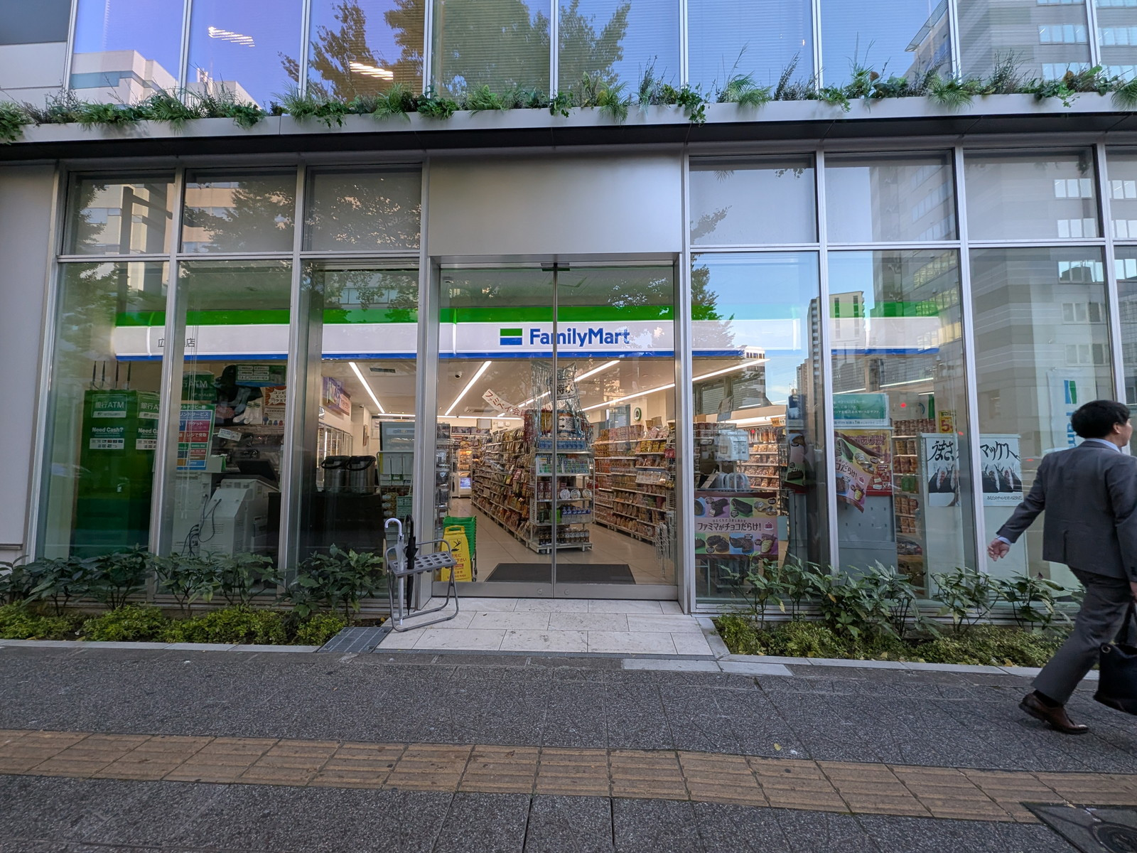 徒歩1分のファミリーマート 広瀬通店