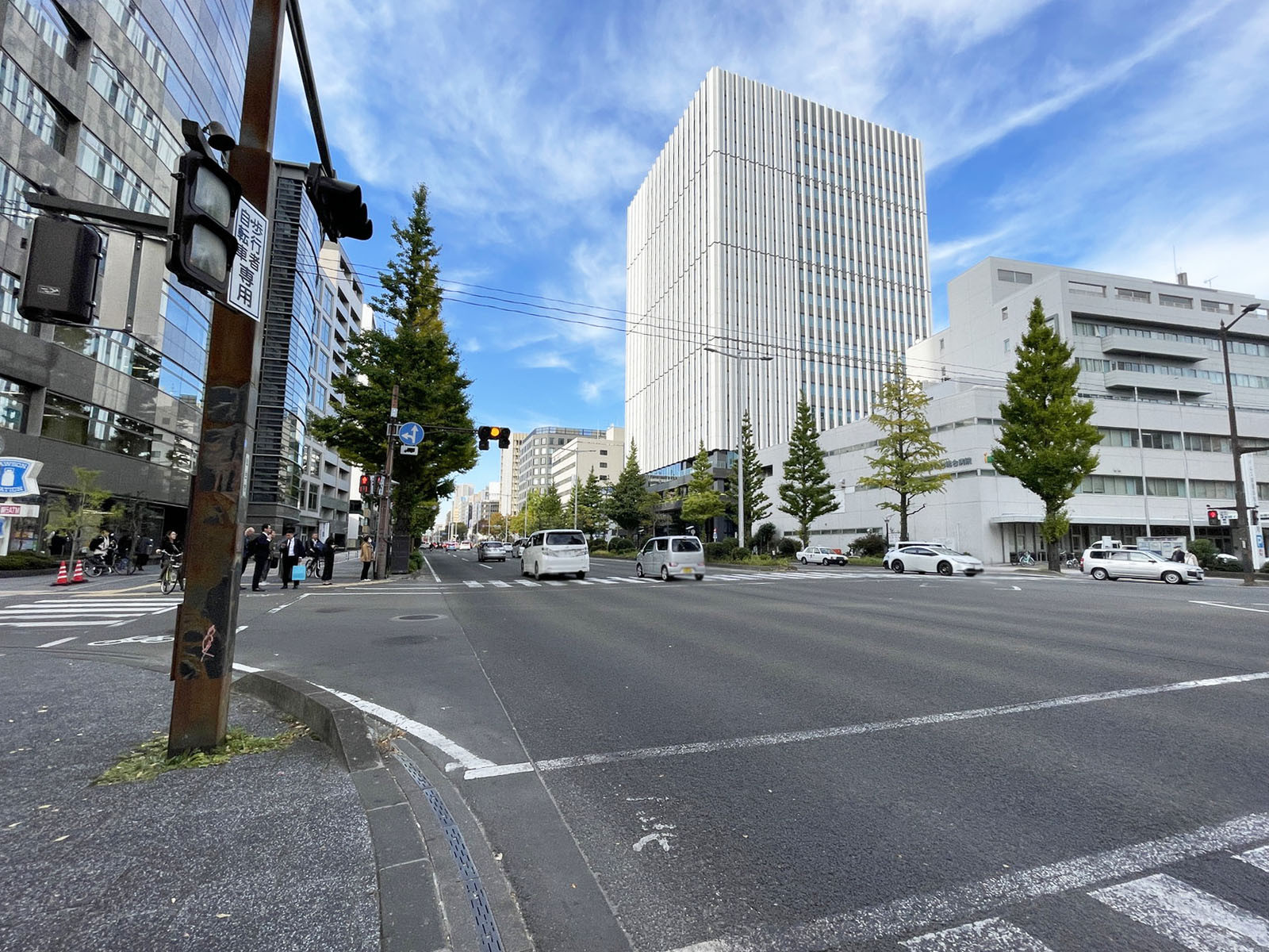 仙台トラストタワー前面の東二番丁通り