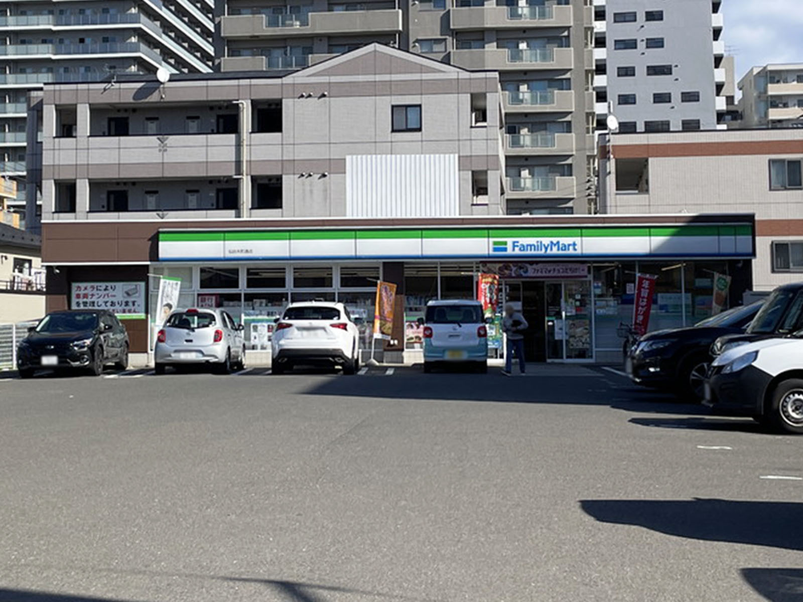 並びにあるファミリーマート 仙台木町通店