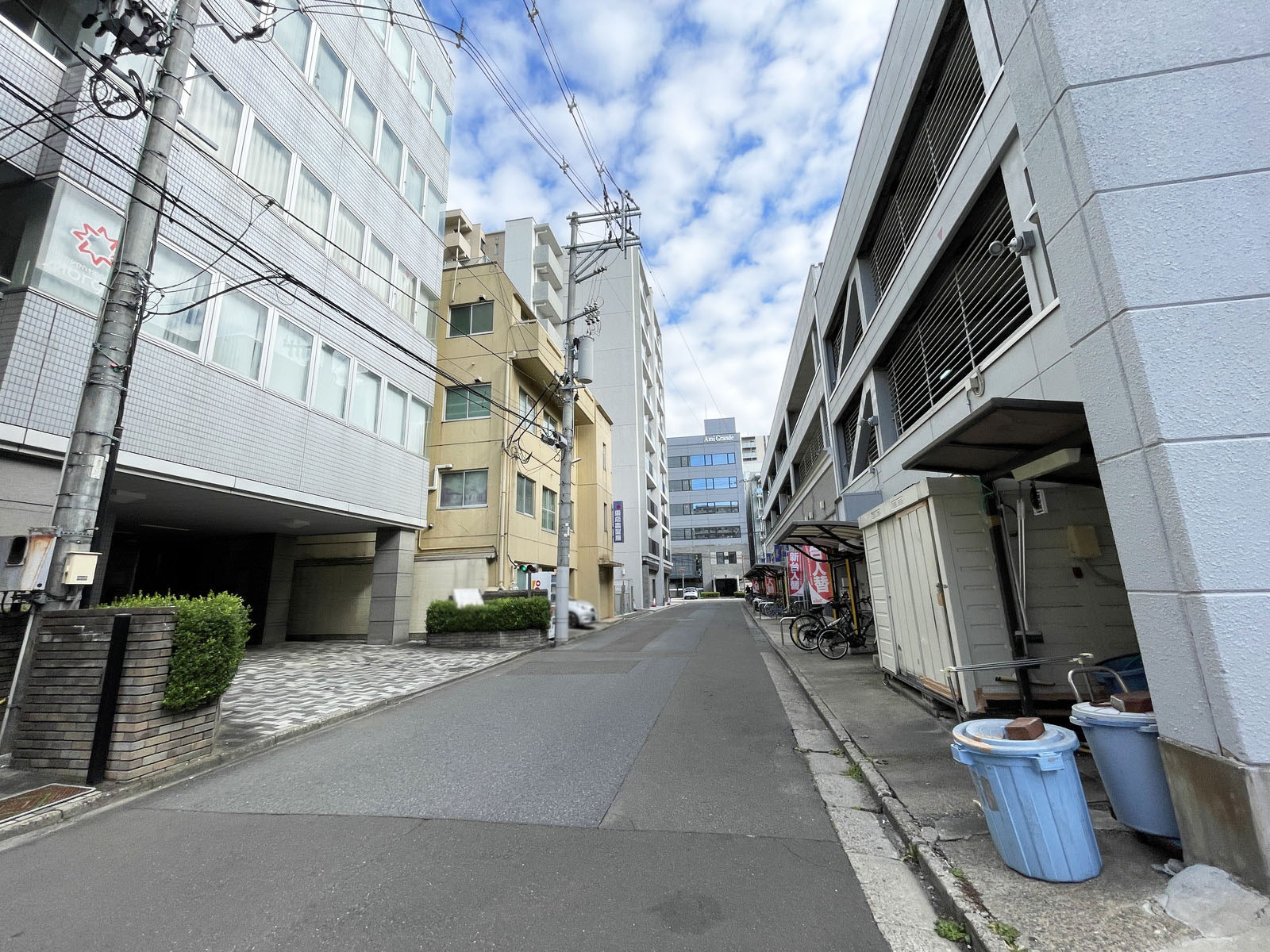 K’Sビルディング前面の通り