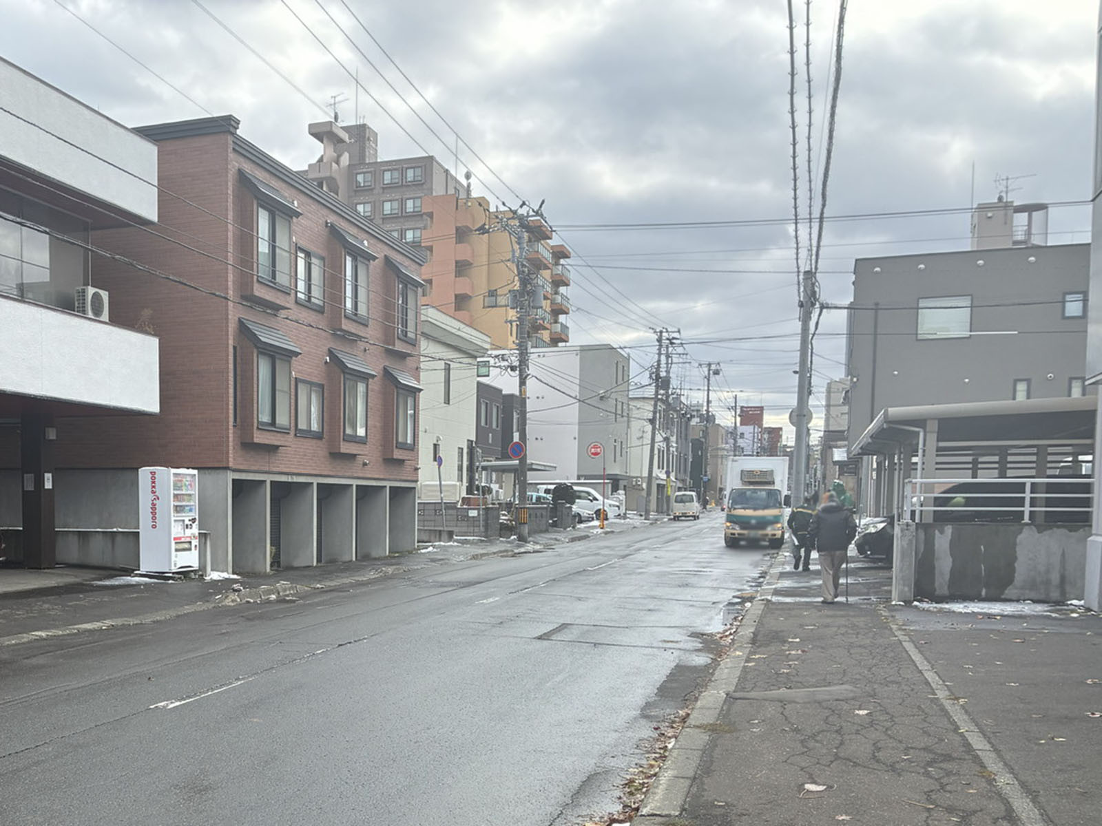 まめぐらビル前面の通り