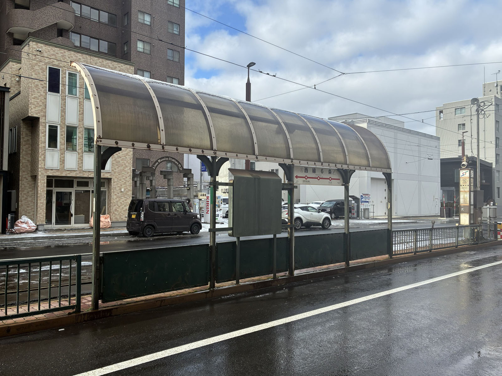 最寄りの「西線6条駅」
