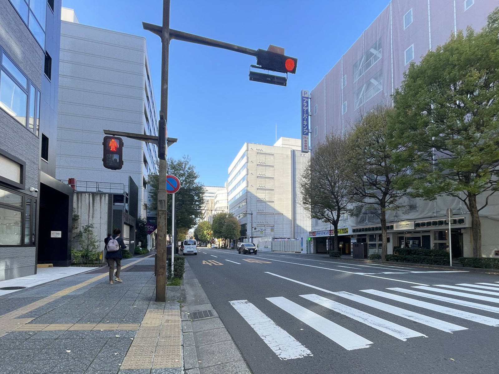 南町通有楽館ビル前面の南町通