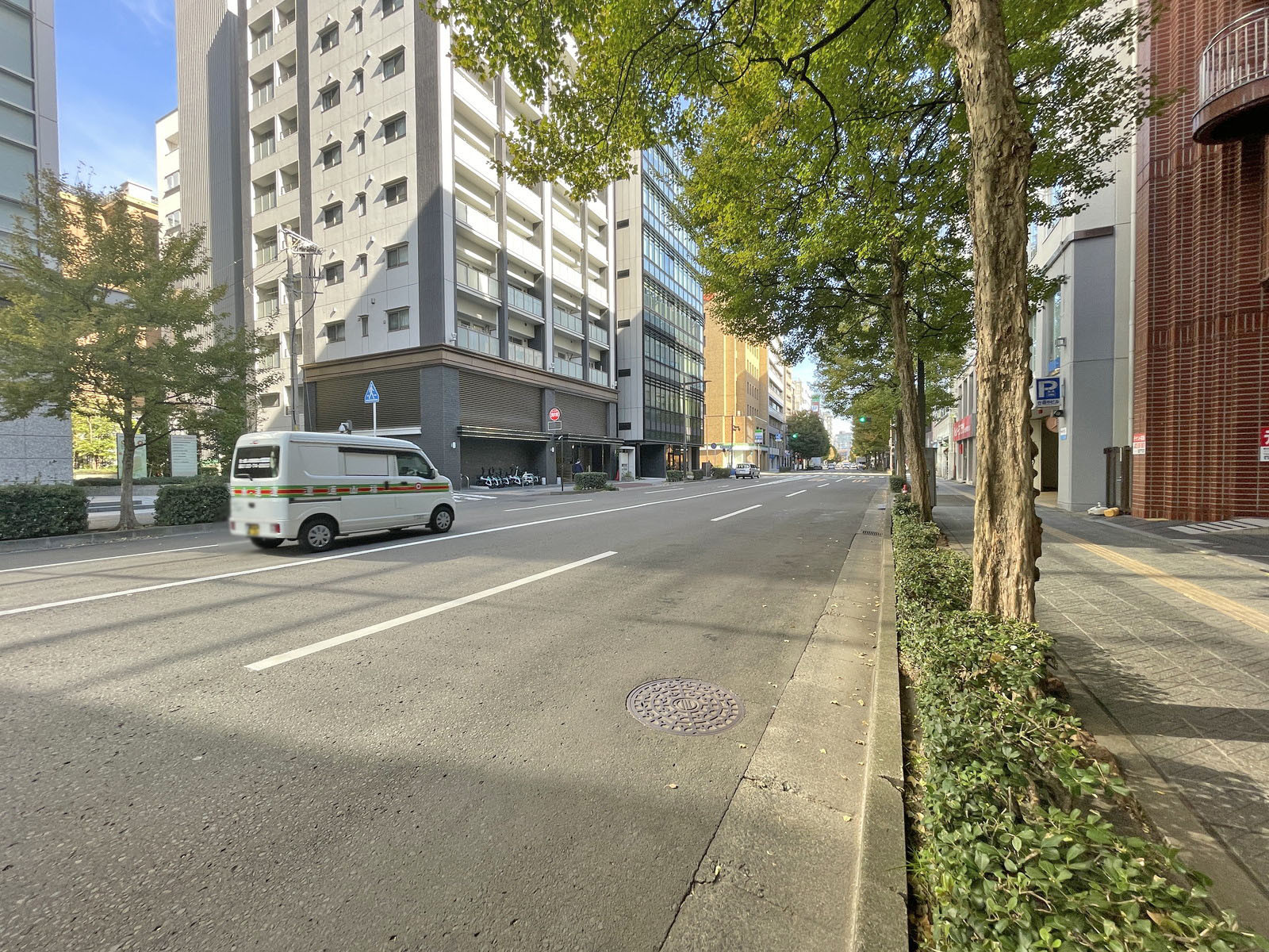 小松物産ビル前面の南町通
